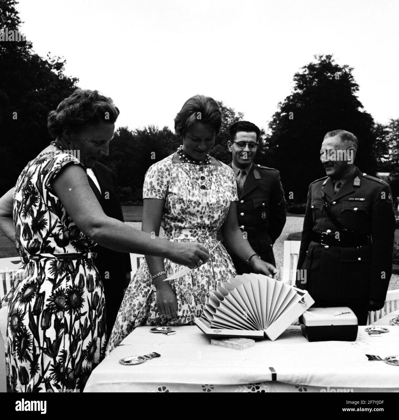 Una delegazione dei fuselier del reggimento Gardere "Principessa Irene" offre alla principessa Irene, in occasione del suo ventesimo compleanno a Palace Soestdijk, una serie di regali. Foto Stock