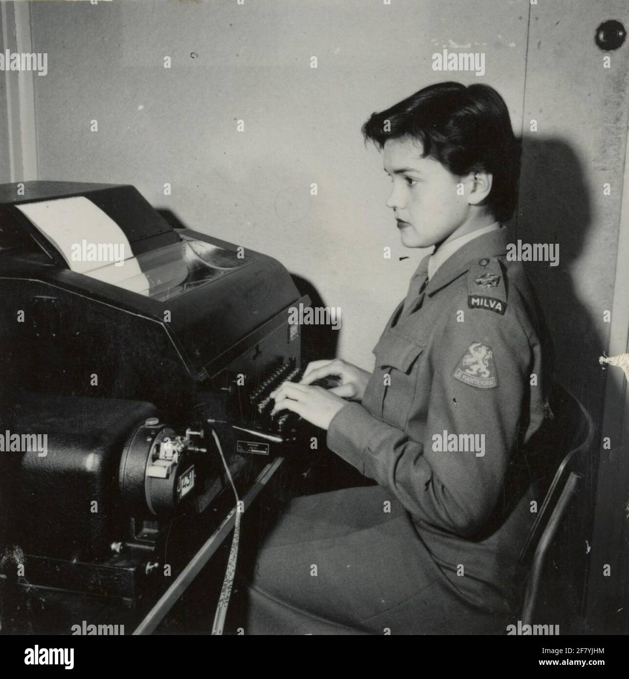 Una Milva al lavoro dietro il telex nel Julianakamp Kijkduin. Foto Stock Una Milva al lavoro dietro il telex nel Julianakamp Kijkduin. Foto Stock