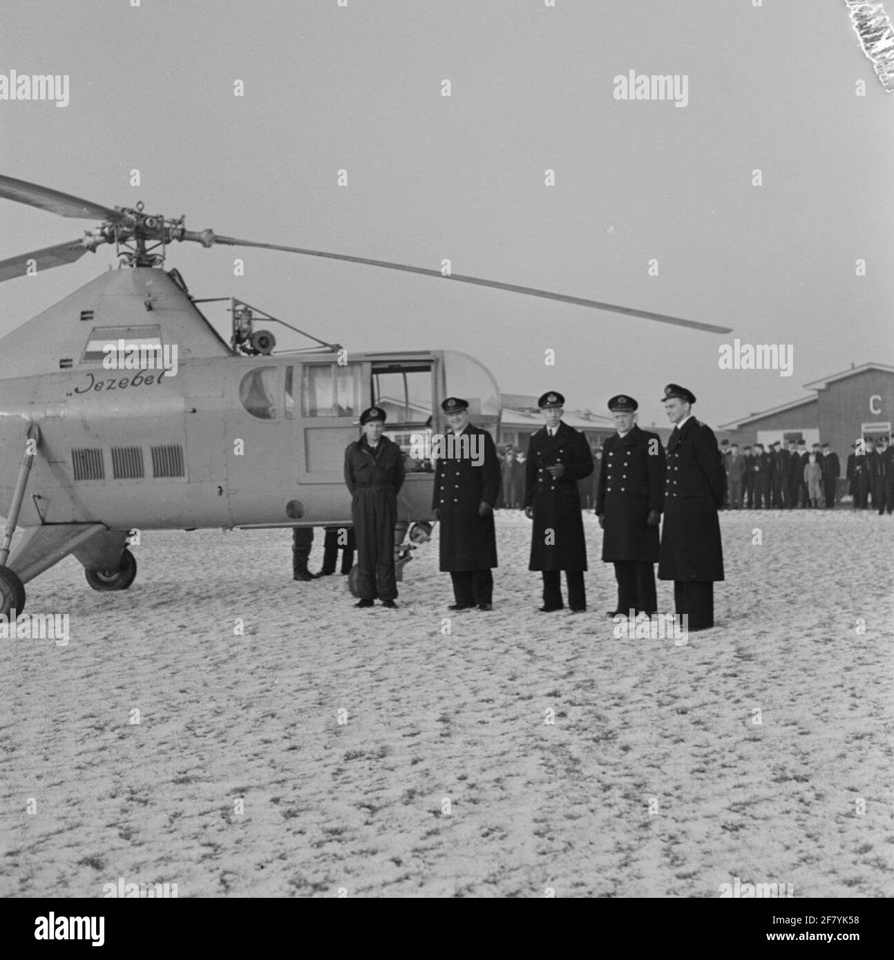 Testa pulpina monsignore j.f.m. Il Sain, 2 ° della sinistra, va per Sikorsky S-51 ('Jezebel') alla zona di disastro di ​​the carenza di acqua 1953. - Foto Stock