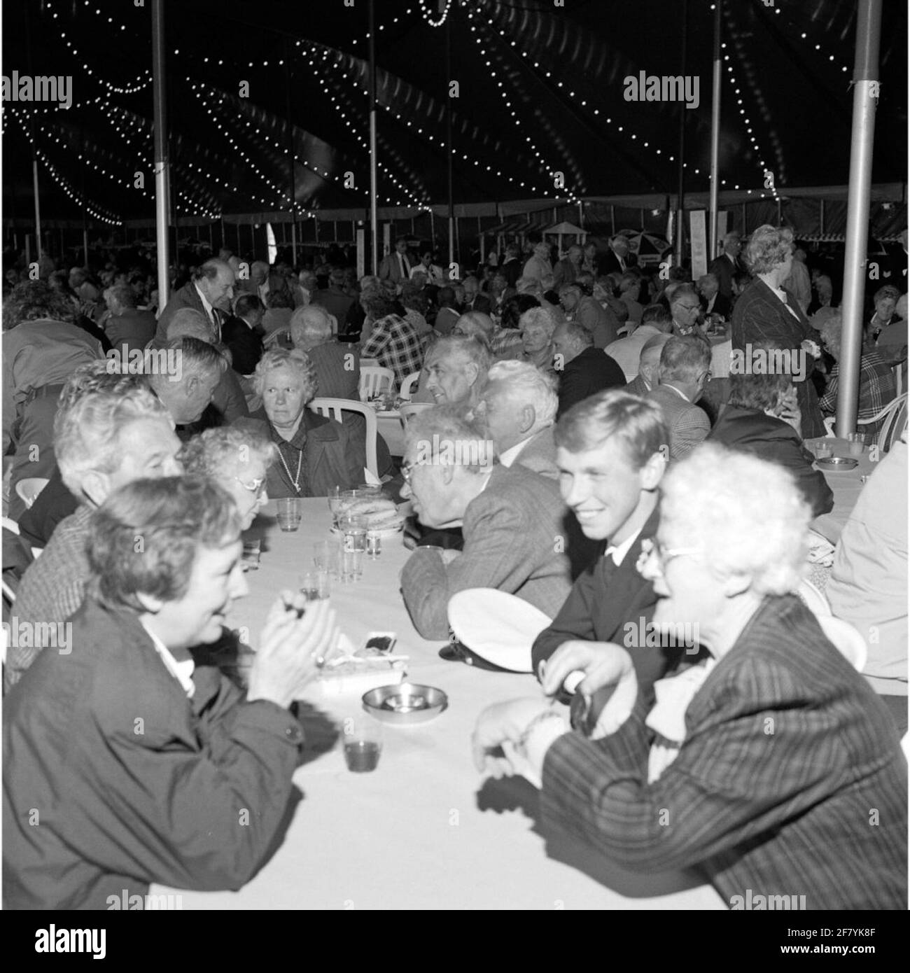 Ai veterani viene offerto un drink durante il giorno dei Veterani Koninklijke Navy nel maggio 1990 in una grande tenda per visitatori sui terreni delle Marine Barracks Willemsoord a Den Helder. Foto Stock