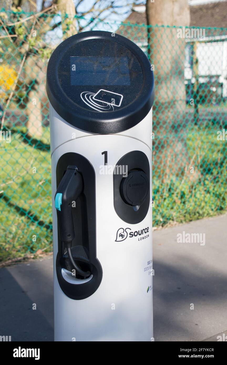 Vista ravvicinata del polo di ricarica per auto elettriche Foto Stock