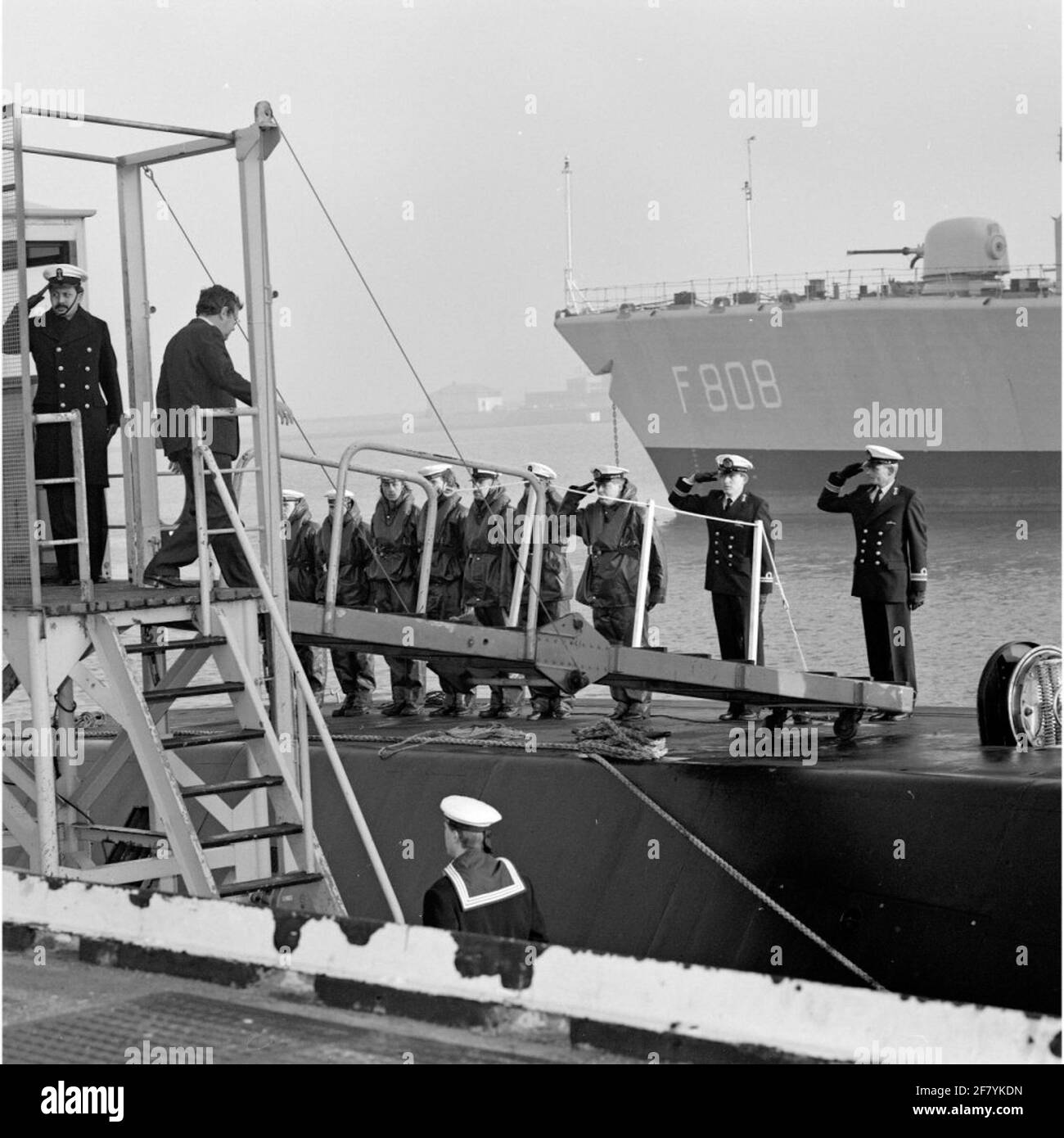 Il Segretario di Stato per la Difesa, J. van Housewelingen, si reca a bordo del leone marino (1990-) per una breve crociera. È ricevuto dal multi-ruolo. In background HR.MS Callenburgh (1979-1994). Foto Stock