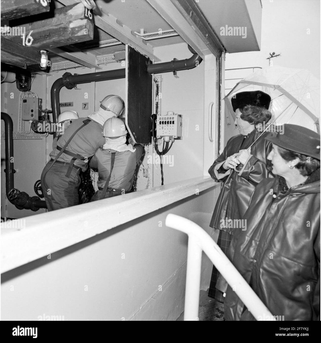 Visita l'HM Queen Beatrix (secondo da destra) alla scuola di NBCD (nucleare, batteriologico, chimico, controllo dei danni) e la sicurezza operativa a Den Helder nel marzo 1989. HM guarda qui la 'moot umido', dove si può praticare nella lotta contro le calamità per quanto riguarda la resistenza all'acqua delle navi. Foto Stock