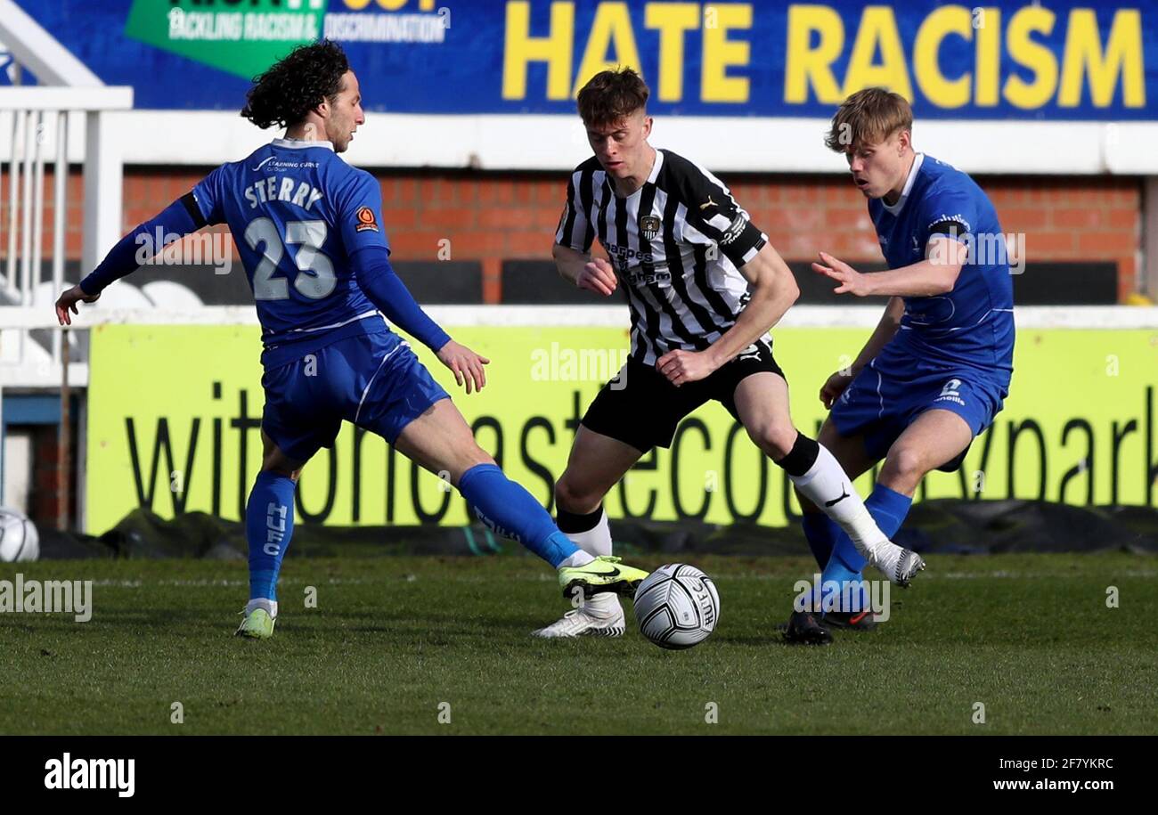 HARTLEPOOL, REGNO UNITO. APERTURA 10 Jamie Sterry e Lewis Cass di Hartlepool United e Jimmy Knowles di Notts County durante la partita della Vanarama National League tra Hartlepool United e Notts County a Victoria Park, Hartlepool sabato 10 aprile 2021. (Credit: Chris Booth | MI News) Credit: MI News & Sport /Alamy Live News Foto Stock