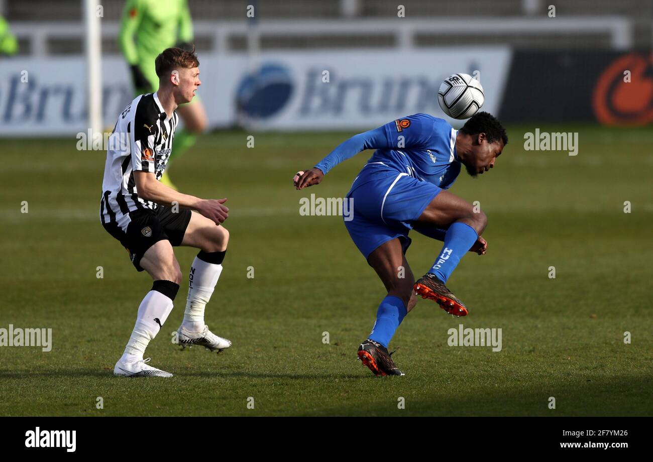 HARTLEPOOL, REGNO UNITO. APERTURA 10 Timi Odusina di Hartlepool United e Jimmy Knowles di Notts County durante la partita della Vanarama National League tra Hartlepool United e Notts County a Victoria Park, Hartlepool sabato 10 aprile 2021. (Credit: Chris Booth | MI News) Credit: MI News & Sport /Alamy Live News Foto Stock