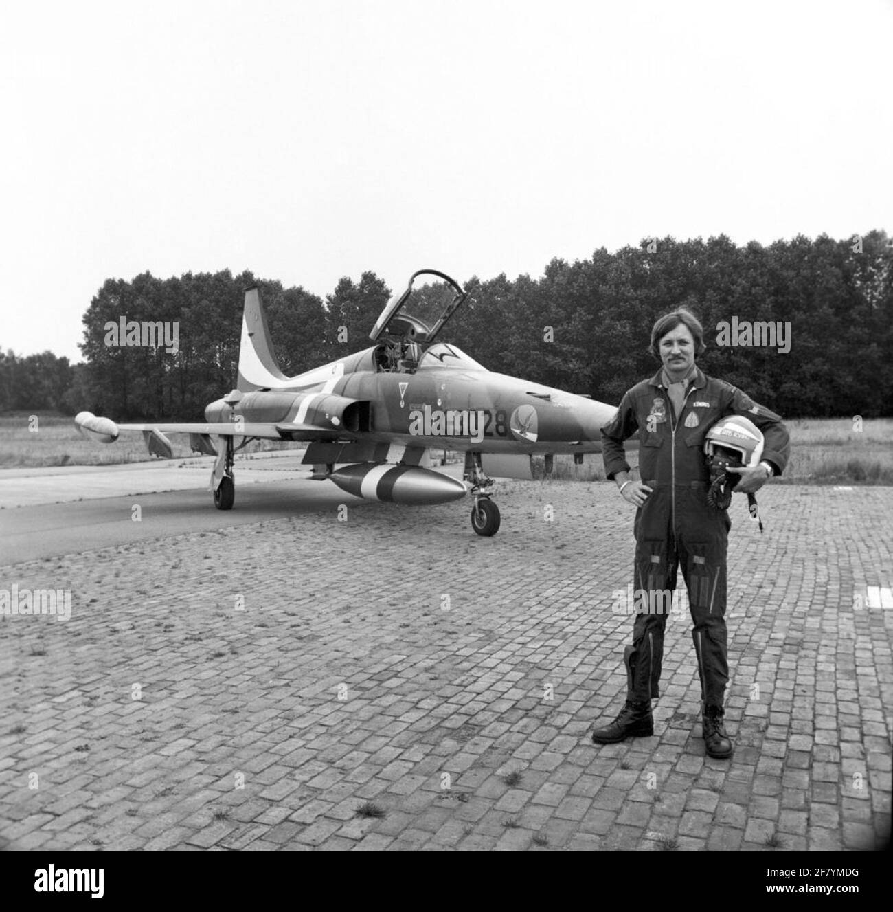 Primo lieutenant kite J.H.F. (Hans) Könings (1949-1980) per un NF-5 Northrop dallo Squadrone del 315 in democleidi. Nel 1979 e nel 1980, Könings ha fornito demo solistiche con questo dispositivo in diversi spettacoli aerei. La sua pista di aquiloni è arrivata drammaticamente quando è morto mortale il 22 luglio 1980 durante una demo di esercitazione su Gilze-Rijen. Foto Stock