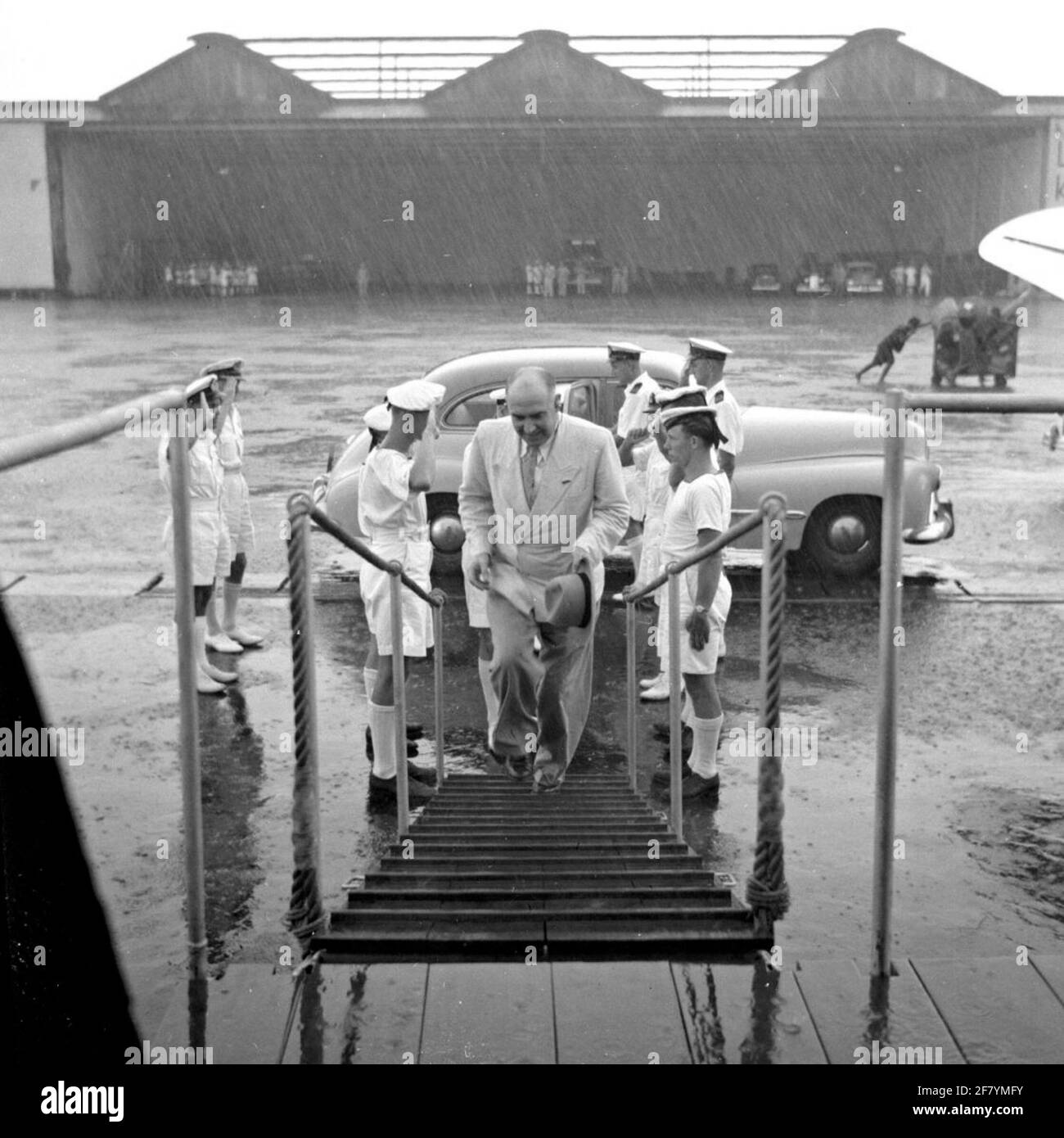 Durante il processo di trasferimento della sovranità in Indonesia, il Segretario di Stato della Marina visita Vadm BD. Moorman le varie istituzioni navali nell'ex noi. Fine della visita all'aeroporto di Kemajoran. Foto Stock