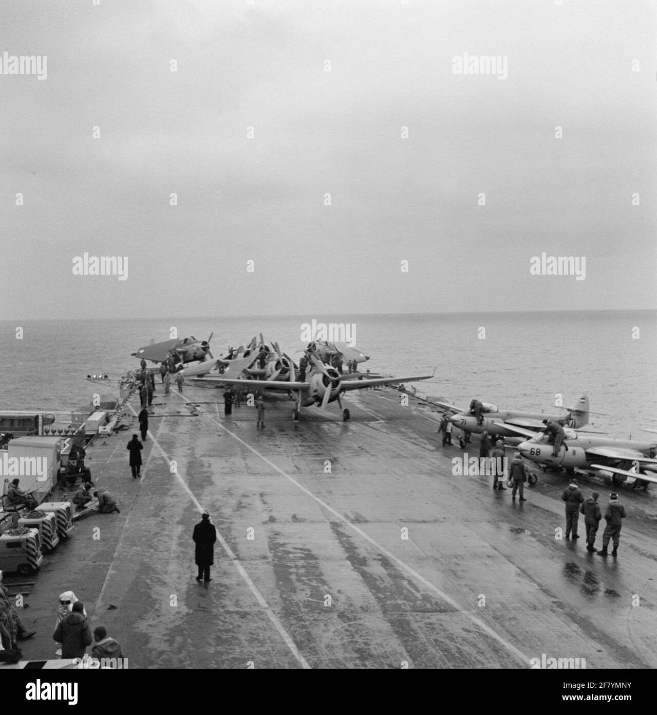 Aereo parcheggiato (Middle Grumman TBM-3S2 Avengers Submarine Boat Boat Archaces e Right Hawker FGA-50 Seahawk (Jet) Jachth Aircraft) del servizio di trasporto aereo marino (MLD) sul ponte di volo del campo di aeromobili hr.ms. Karel Doorman (R 81, ex venerabile), 1958. Foto Stock