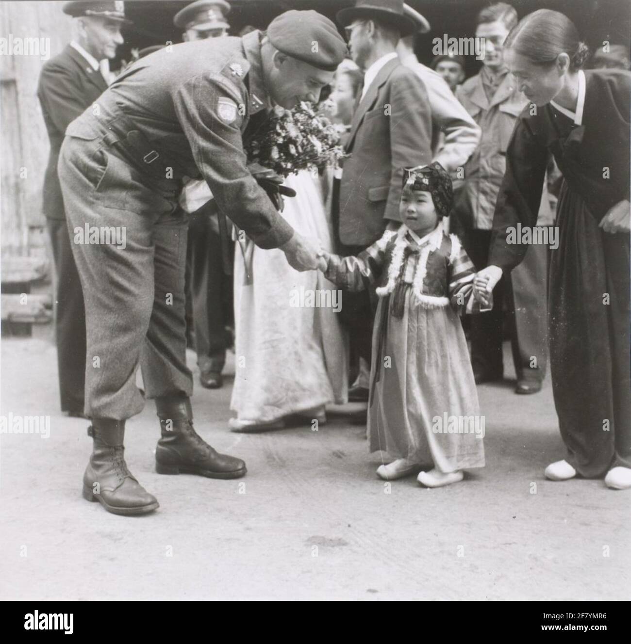 Il comandante delle Nazioni Unite olandesi di Detachement in Corea, il tenente colonnello M.P.A. L'Ouden, all'arrivo del distacco per SS Zuiderkruis nel porto di Pusan ​​flowers di una ragazza sudcoreana. Didascalia originale: La ragazza sudcoreana offre premiato i vecchi fiori. Foto Stock