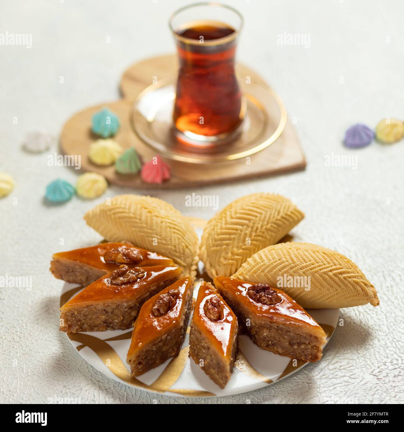 Shecurbura, cibo nazionale azerbaigiano con baklava primo piano Foto Stock