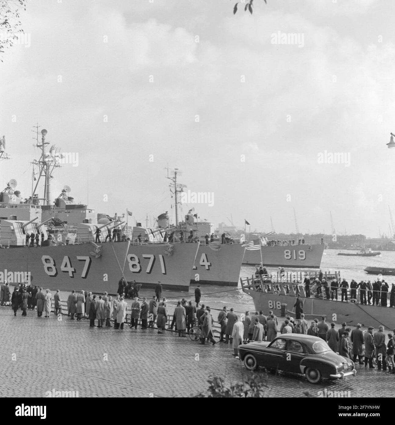 Visita del Hunter Killing Group 2. I cacciatorpediniere americani sono ormeggiati al Parkkade. Da sinistra a destra: La USS Robert L. Wilson (847, 1946-1974), la USS Damato (871, 1946-1980), la USS Basilone (824, 1949-1977) e la USS Holder (819, 1946-1976). Per questa nuova USS (818, 1946-1976). Il Hunter Killing Group 2 visiterà Rotterdam dal 29 ottobre al 1° novembre 1956. A causa dello scoppio delle crisi di Suez, tuttavia, le navi sono già partito il 30 ottobre 1956. Il Hunter Killing Group 2 consisteva di: La nave di volo USS Antietam (1945-1963), la nave cisterna USS Neosho (1954-1978), distruggere Foto Stock
