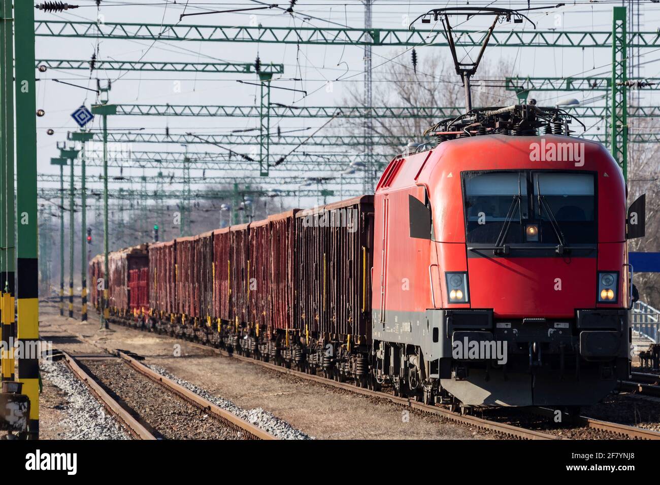 Locomotiva senza titolo alla stazione ferroviaria. Vista della pista della piattaforma. Trasporto internazionale. Trasporto di carichi. Foto Stock
