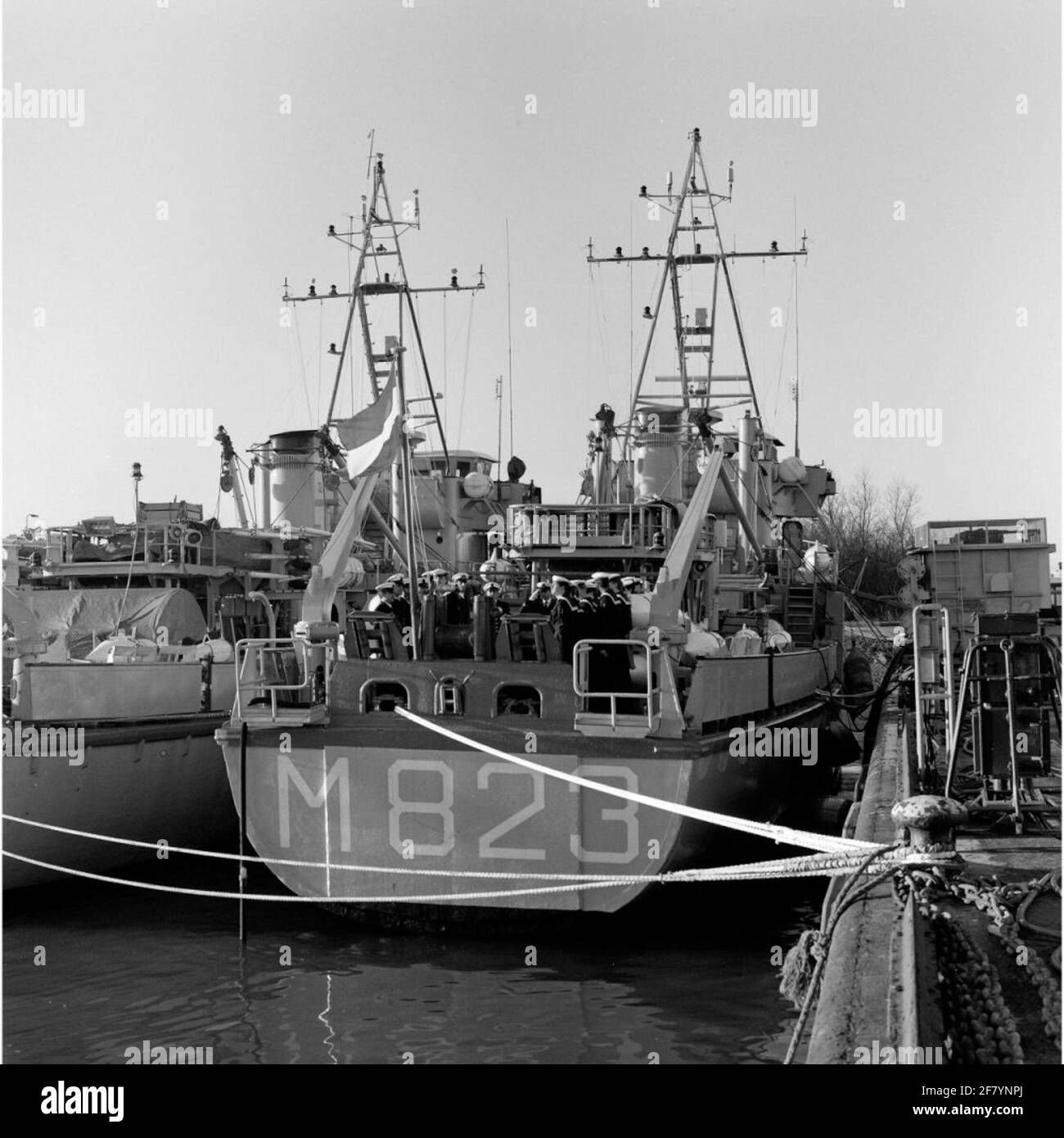Impiego di HR.MS Naarden (1956-1999) nel nuovo porto di Den Helder dopo importanti lavori di manutenzione. Il tricolore nazionale è issato. Foto Stock