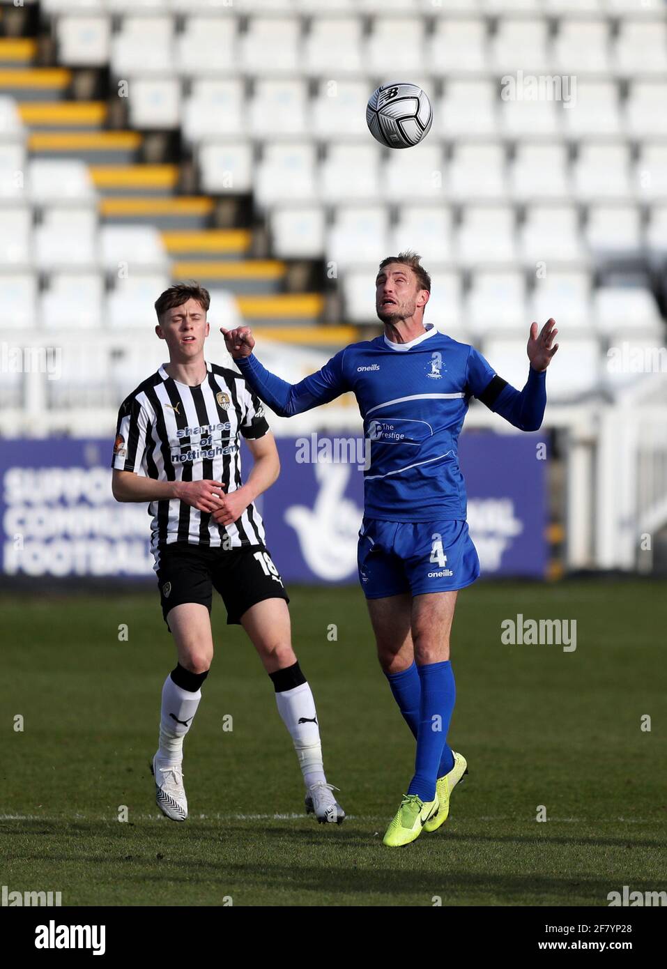 HARTLEPOOL, REGNO UNITO. APRI 10 Gary Liddle di Hartlepool United e Jimmy Knowles di Notts County durante la partita della Vanarama National League tra Hartlepool United e Notts County a Victoria Park, Hartlepool sabato 10 aprile 2021. (Credit: Chris Booth | MI News) Credit: MI News & Sport /Alamy Live News Foto Stock