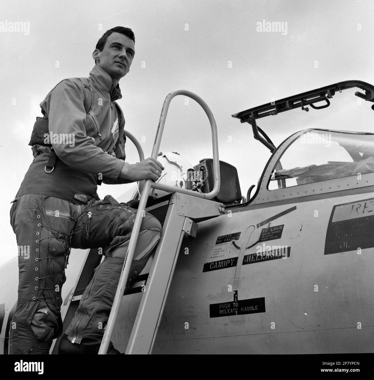 Captain Kite A.Tombal (1934) entra nel suo Lockheed F-104G "Startfighter". Foto Stock