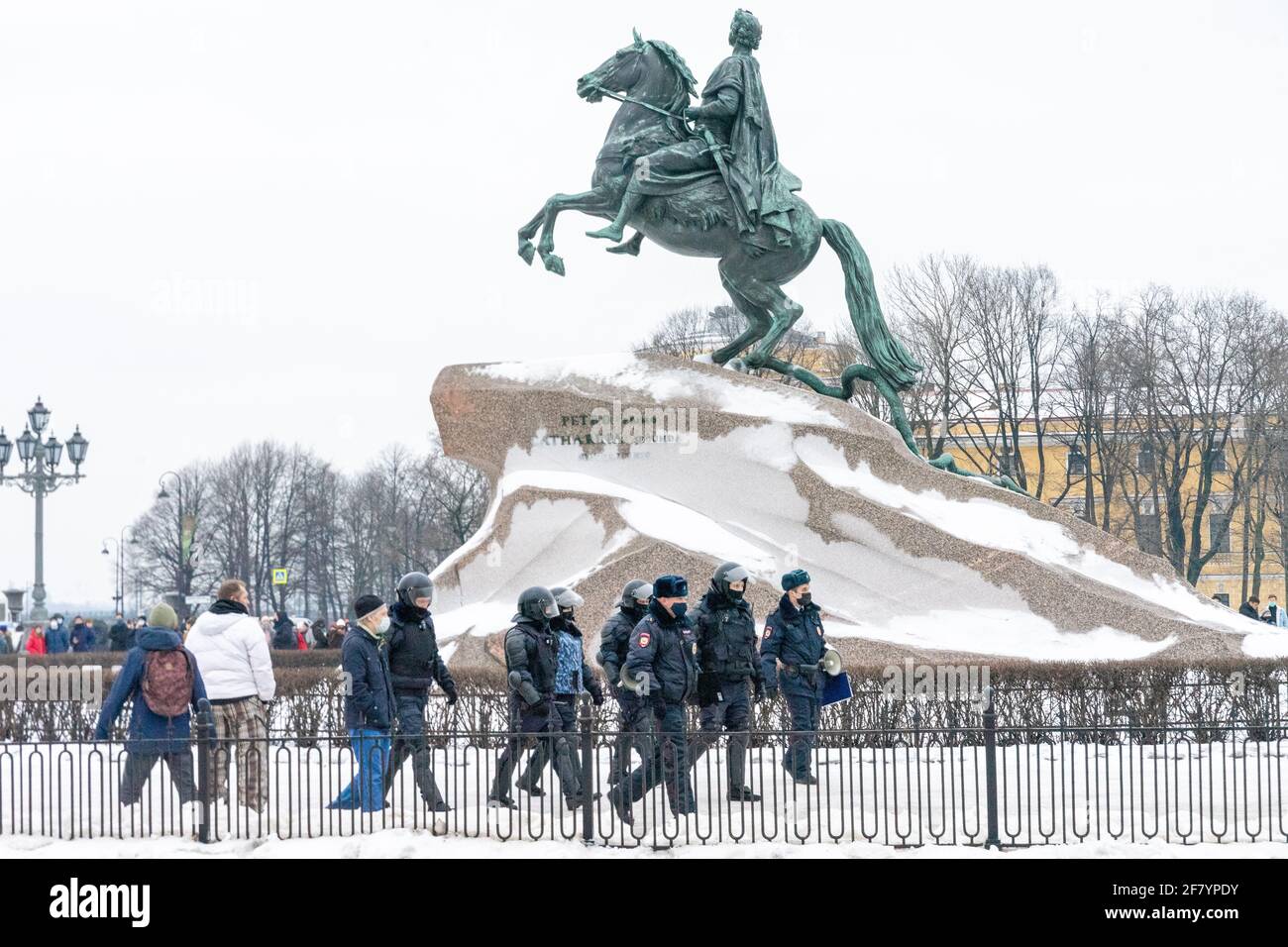 Gruppo di poliziotti in servizio a piedi passando davanti all'Horseman di bronzo, la statua di Pietro il Grande nella Piazza del Senato, San Pietroburgo, Russia Foto Stock