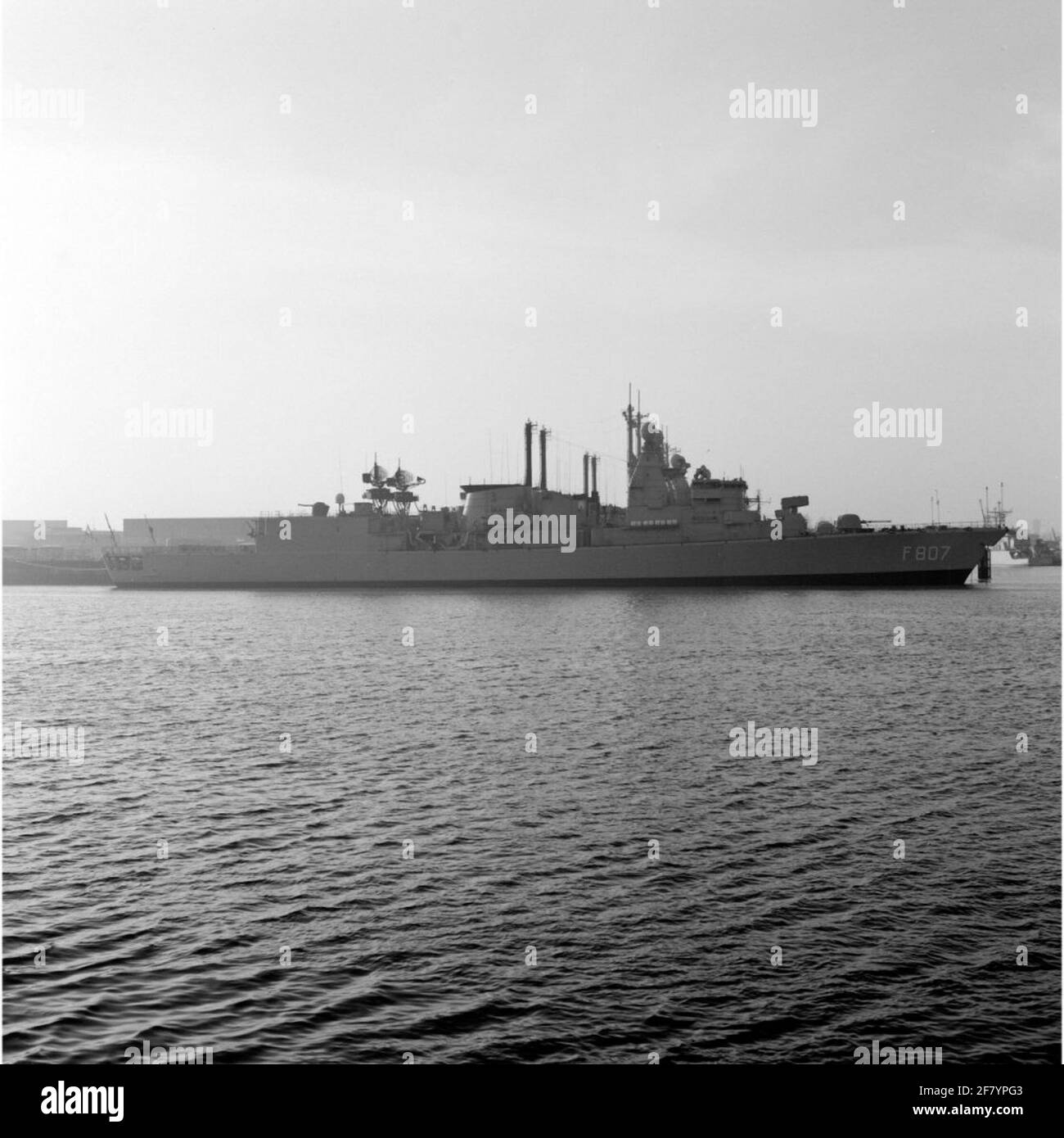 FC.ms. Kortenaer (1978-1997) nel nuovo porto di Den Helder con un fucile da 40 mm all'hangar come precursore di un obiettivo Keeper Snelfirder. Foto Stock