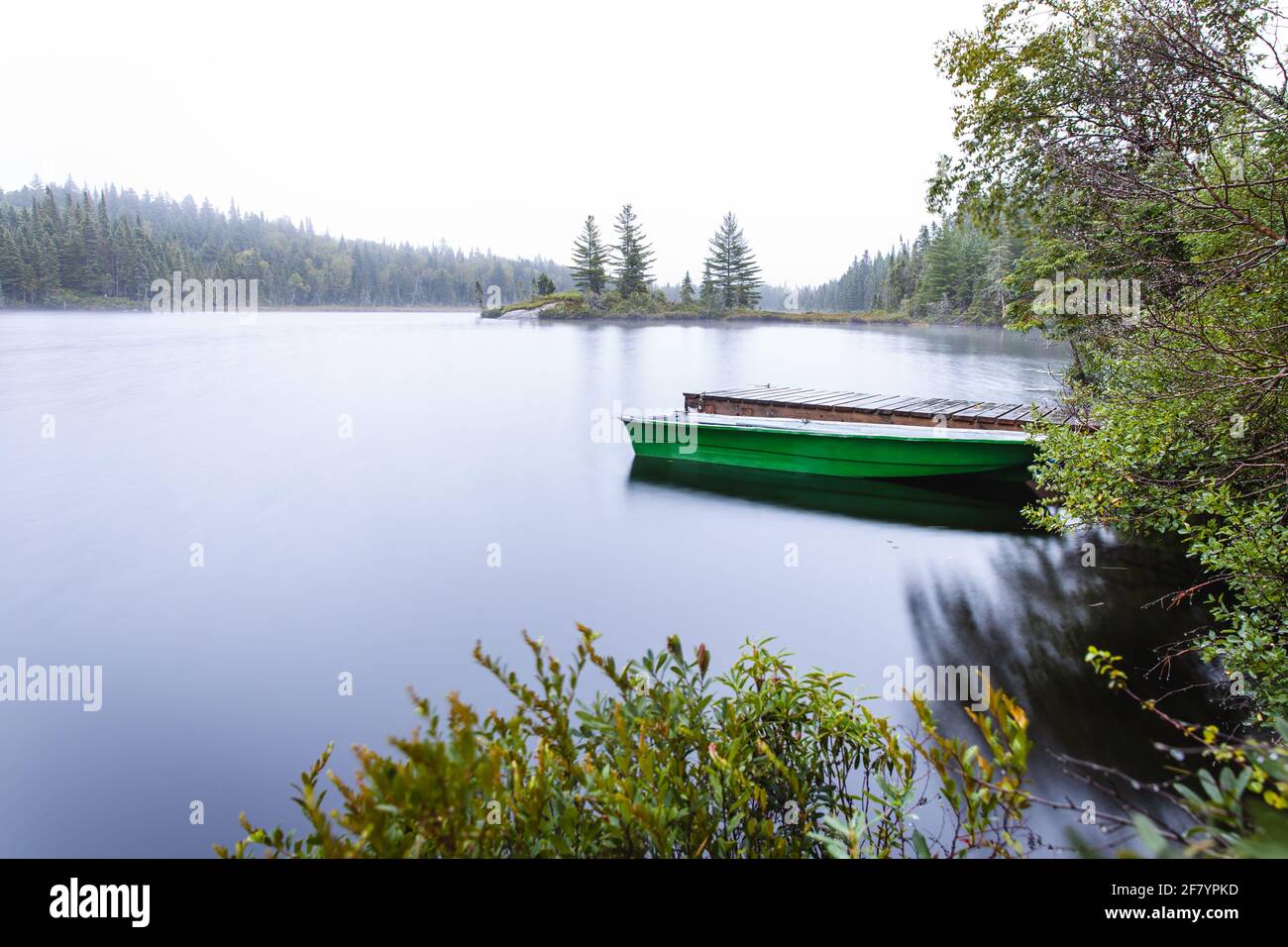 vista su una canoa su un lago foggoso nelle prime ore del mattino la mattina prima dell'alba Foto Stock