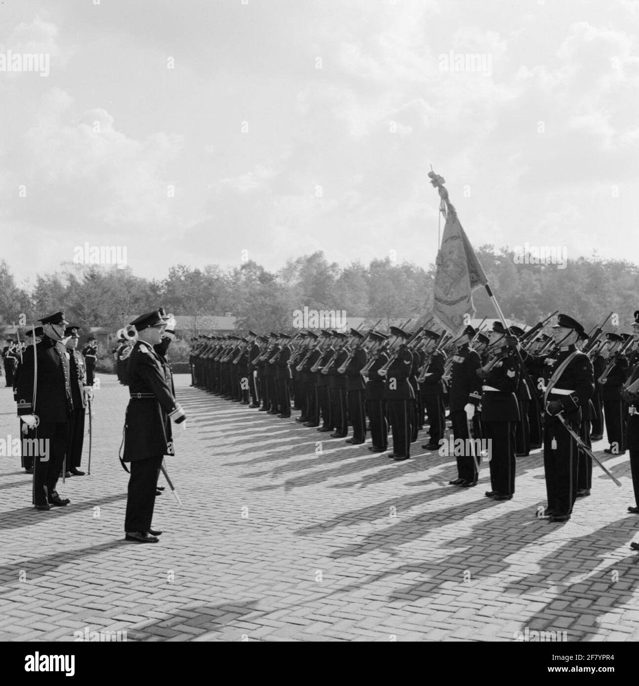 Al corpo dei Marines, nel Van Braam Houckgeestkazerne (VBHKAZ) a Doorn, si svolge una presentazione di medaglia. Il comandante delle forze Seaworthy (BDZ) vice-ammiraglio (VADM) A.H.J. Van der Estimed Olivier saluto il parlamento del corpo dei Marines. A sinistra accanto a lui è il comandante del corpo Marino (Ckmarns) Generale maggiore (Genmajmarns) J.G.M. NASs. Foto Stock