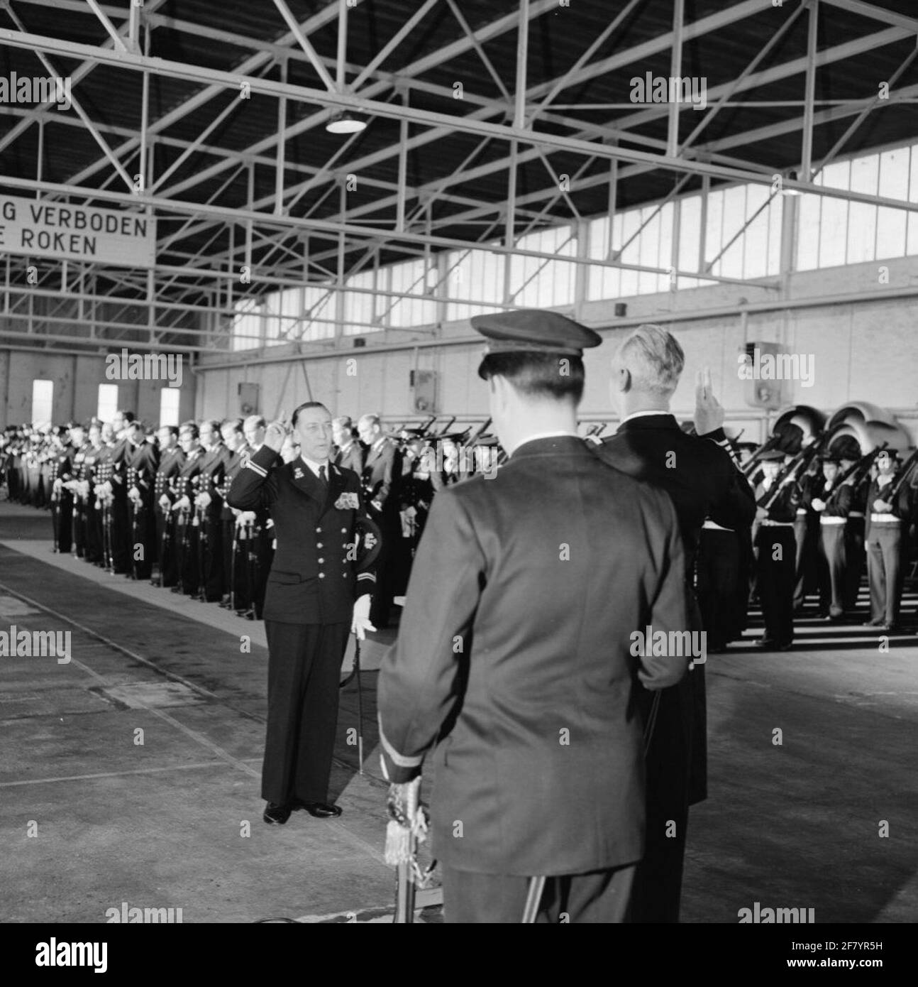In un hangar del MarineLiegkamp Valkenburg (MVKV), si svolge un giuramento di 9 ufficiali di dipartimenti commerciali dal comandante del MVKV, Captain-Ter-Sea kite (KTZV) G.F. Venema. Un funzionario dei servizi commerciali è un funzionario secondario che è nominato ufficiale. In questo caso al Lieutenente-Mare dei dipartimenti ​​trade della seconda classe (LTZVK 2). Foto Stock