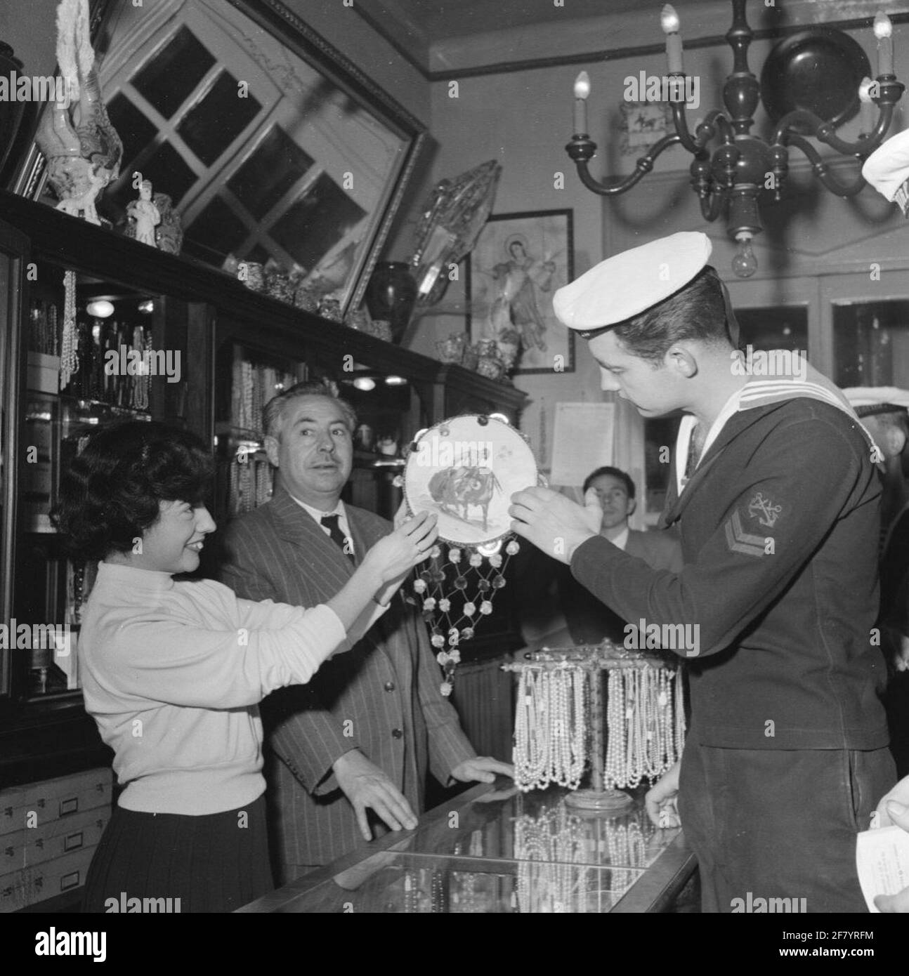 Marinai di Practicesmal parte 5 passeggeri a Palma di Maiorca e vedere eventuali souvenir, 1956 gennaio. Foto Stock