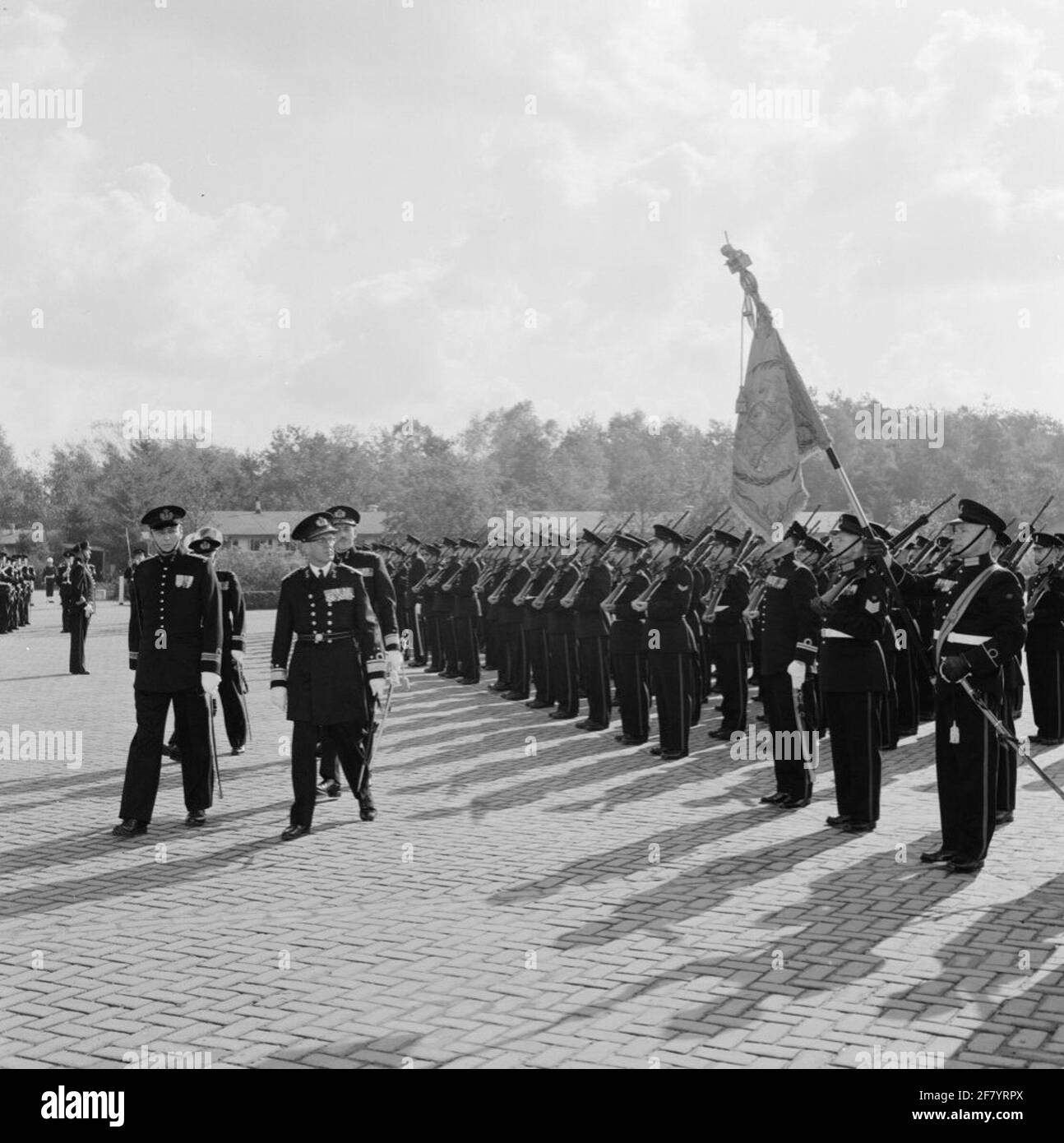 Al corpo dei Marines, nel Van Braam Houckgeestkazerne (VBHKAZ) a Doorn, si svolge una presentazione di medaglia. Il comandante delle forze Seaworthy (BDZ) vice-ammiraglio (VADM) A.H.J. Van der Estimed Olivier ispeziona il rivestito mariniers.chuin proprio dietro di lui corre il comandante del corpo dei Marini (CKMARNS) Generale-maggiore (Genmajmarns) J.G.M. NASs. Foto Stock