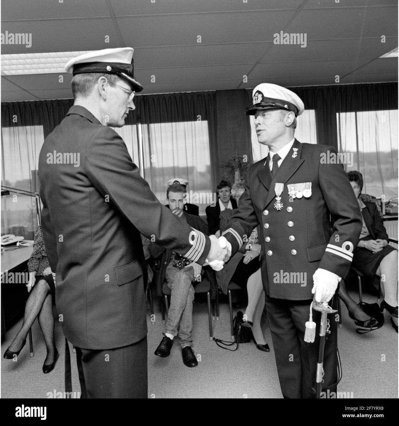Presentazione di un premio reale durante il giorno della Regina il 28 aprile 1989 dal Comandante (a sinistra) del controllo interno della Marina reale (IckM). Foto Stock
