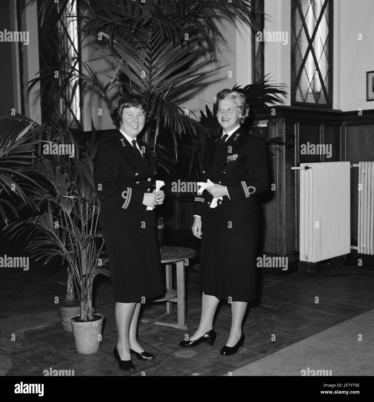 Due ufficiali del Dipartimento della Donna Marina (Marva). Entrambi hanno il rango di ufficiale-Marva der 2e classe più vecchia (Omarva 2OC). Foto Stock