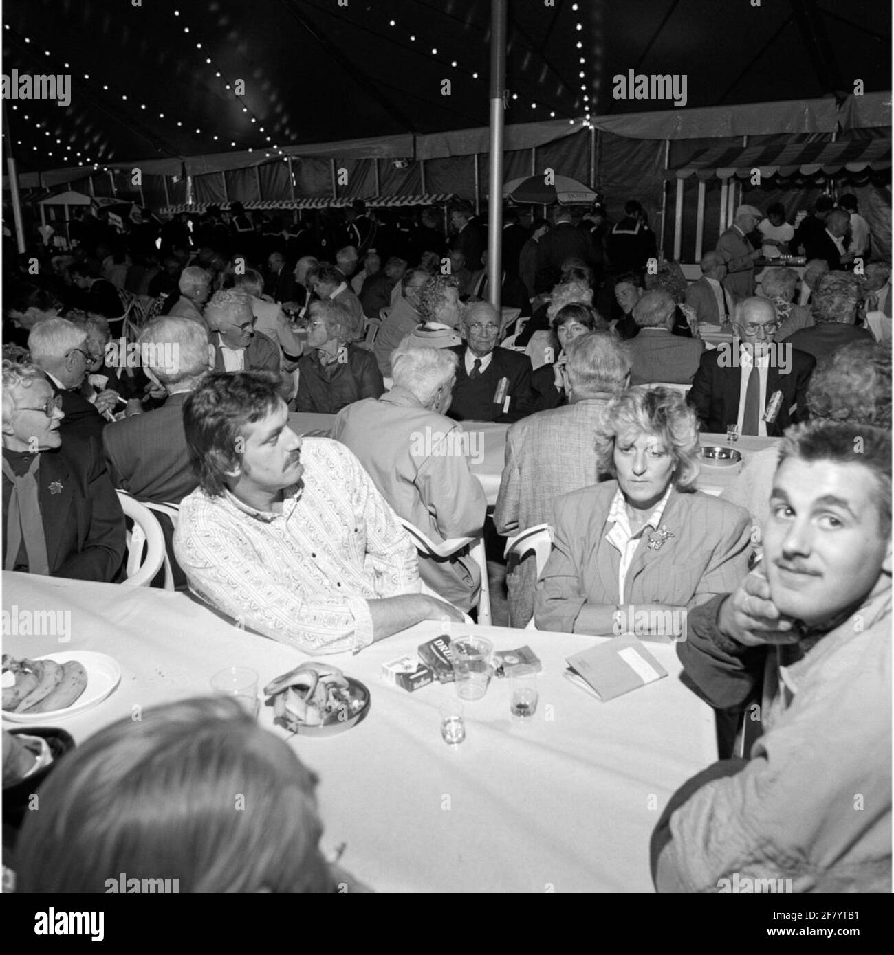 Ai veterani viene offerto un drink durante il giorno dei Veterani Koninklijke Navy nel maggio 1990 in una grande tenda per visitatori sui terreni delle Marine Barracks Willemsoord a Den Helder. Foto Stock