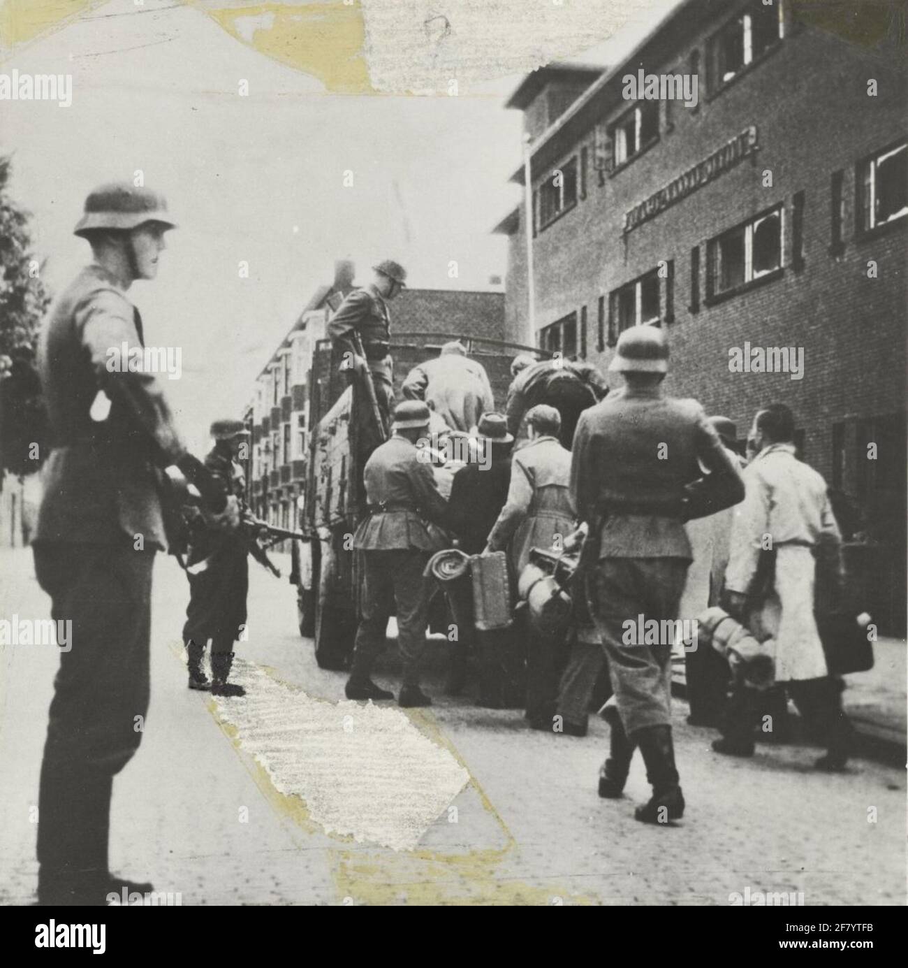 Attraversata Razzia tra gli olandesi dall'occupante tedesco nel contesto dell'Arbeitseinsatz. Filmstill fuori 'insieme sulla strada Foto Stock