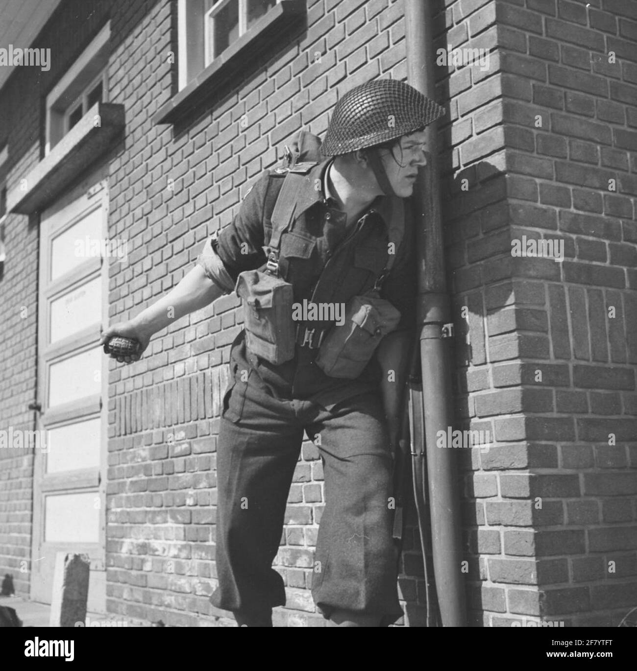 Un fantere pronto a lanciare una granata di mani di pratica. Foto Stock