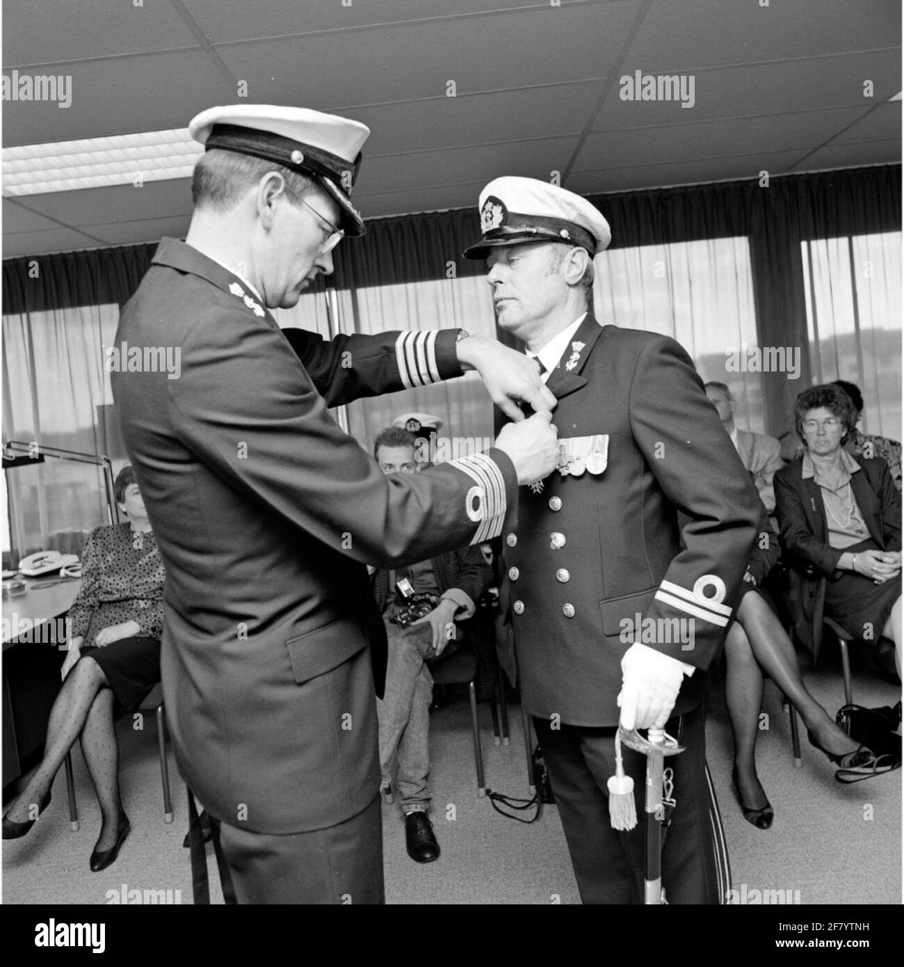 Presentazione di un premio reale durante il giorno della Regina il 28 aprile 1989 dal comandante (a sinistra) del controllo interno della Marina reale (IckM). Foto Stock