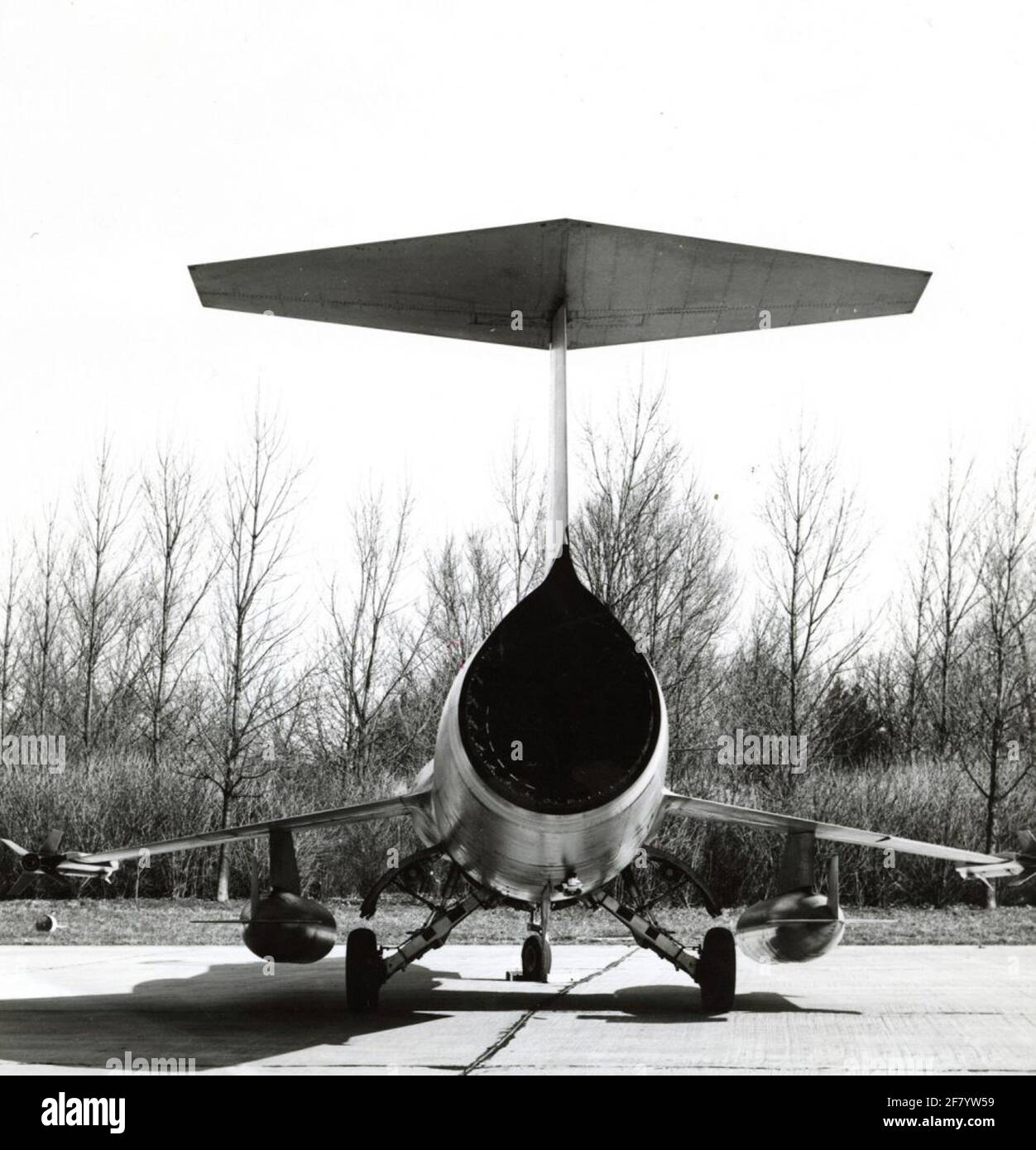 Uno Starfighter Lockheed F-104 è parcheggiato; UNA manovella è appesa su ogni punta dell'ala. Registrazione da dietro. Foto Stock