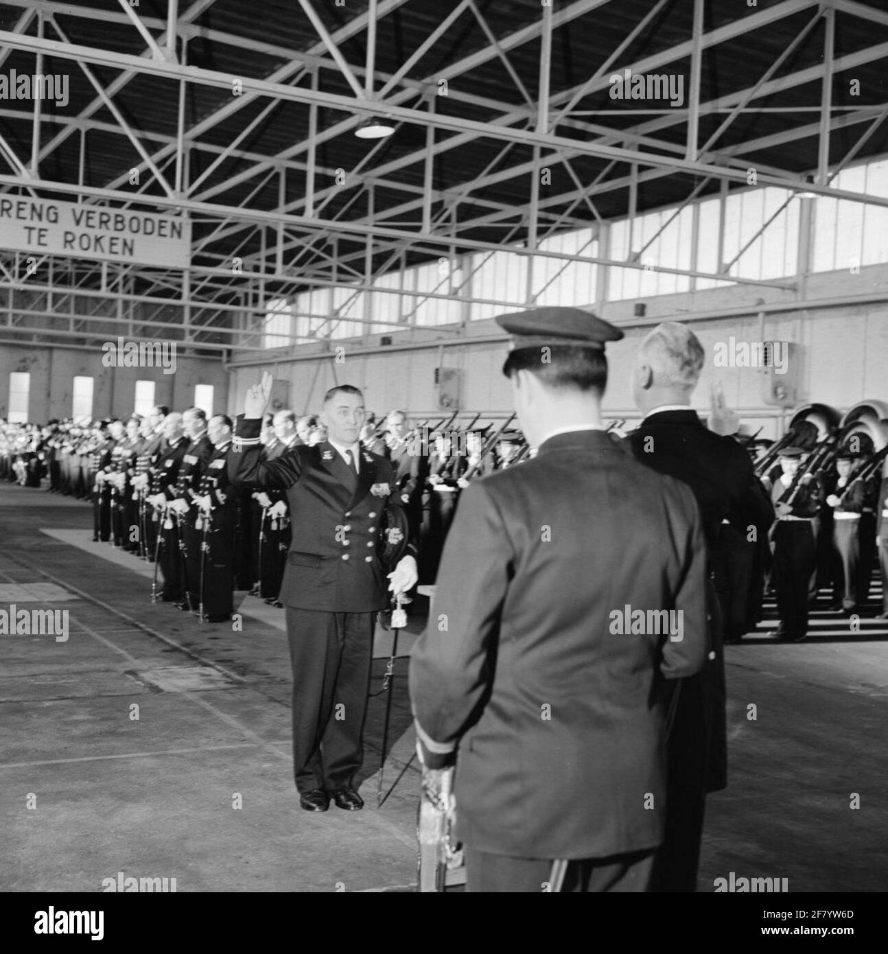 In un hangar del MarineLiegkamp Valkenburg (MVKV), si svolge un giuramento di 9 ufficiali di dipartimenti commerciali dal comandante del MVKV, Captain-Ter-Sea kite (KTZV) G.F. Venema. Un funzionario dei servizi commerciali è un funzionario secondario che è nominato ufficiale. In questo caso al Lieutenente-Mare dei dipartimenti ​​trade della seconda classe (LTZVK 2). Foto Stock