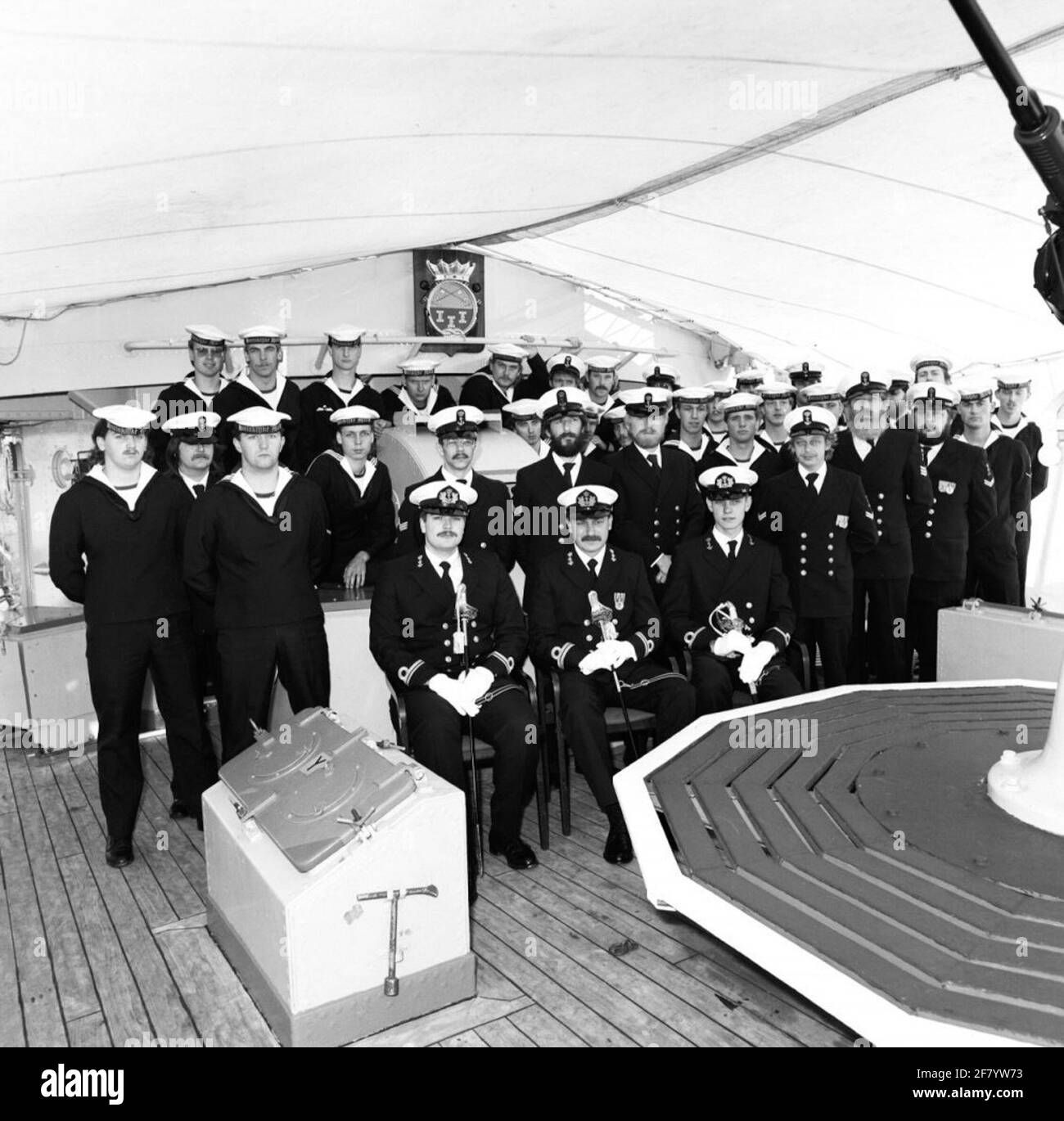 Comando di trasferimento a HR MS 'Abcoude (M 810, 1956- 1993), Lieutenente Mare seconda Divisione dà entrambi l'ordine al Lieutenente Mare seconda Classe Verde. Foto di gruppo equipaggio Foto Stock