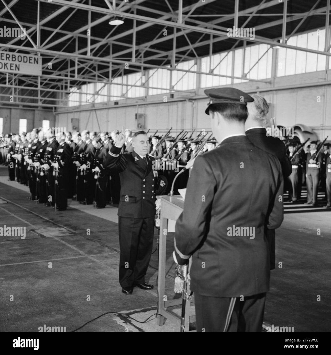 In un hangar del MarineLiegkamp Valkenburg (MVKV), si svolge un giuramento di 9 ufficiali di dipartimenti commerciali dal comandante del MVKV, Captain-Ter-Sea kite (KTZV) G.F. Venema. Un funzionario dei servizi commerciali è un funzionario secondario che è nominato ufficiale. In questo caso al Lieutenente-Mare dei dipartimenti ​​trade della seconda classe (LTZVK 2). Foto Stock