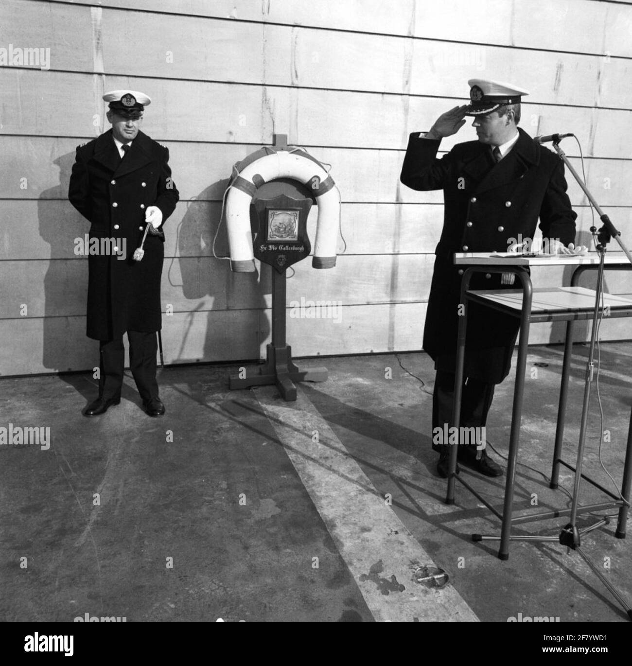 Comando trasferimento a bordo della fregata standard della Kortenaer-Classe HR.MS Callenburgh. Nella foto il comandante di Naturing Capitano Lieutenente al mare R. Bernard. Foto Stock