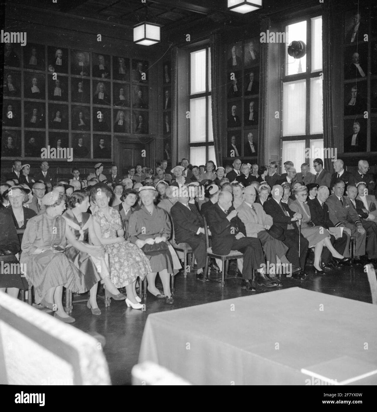 Foto reportage della promozione di Daniël Barends, nato nel 1904 ad Amsterdam, al dottore in letteratura e filosofia presso l'Università di Utrecht. Barends è O.M. Conosciuto dalla LVA Flyer classe 1926 a Soesterberg. Sulla famiglia di foto e invitati ospiti. Foto Stock