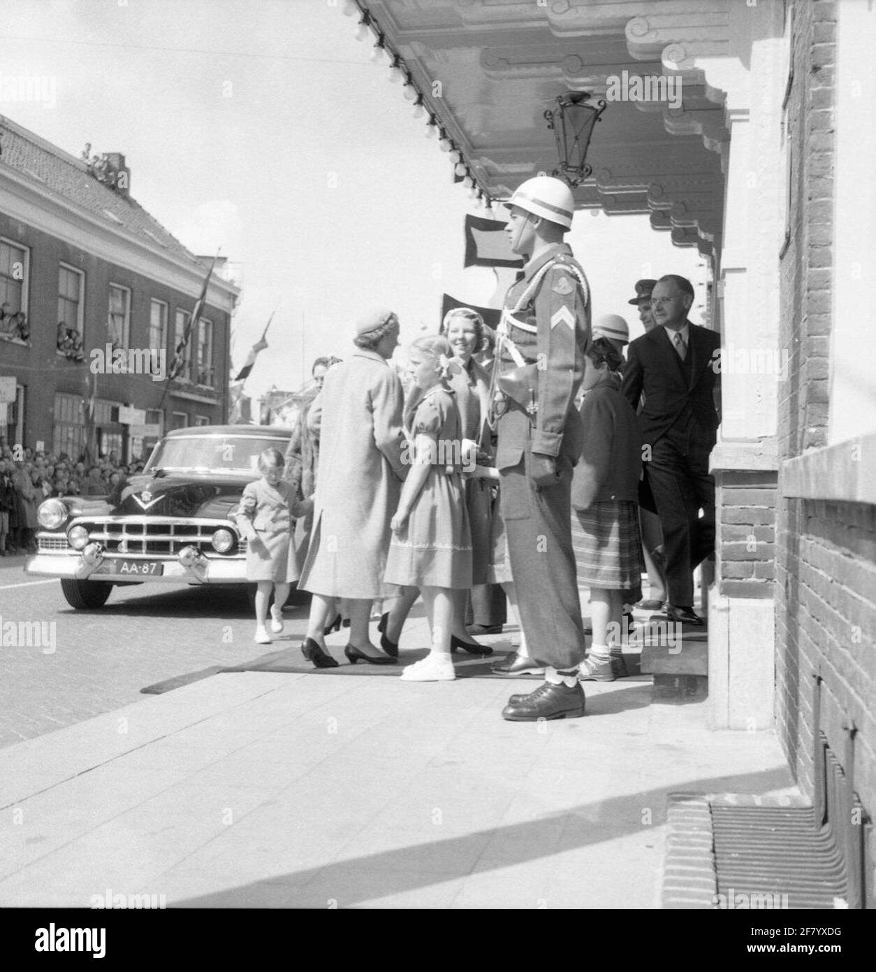 Koningin Juiana e il Principe Bernhard partecipano alla parata durante la festa di liberazione di 10 anni a Wageningen il 5 maggio 1955. La compagnia reale arriva qui con le principesse all'Hotel-Restaurant 'De Wereld'. Foto Stock