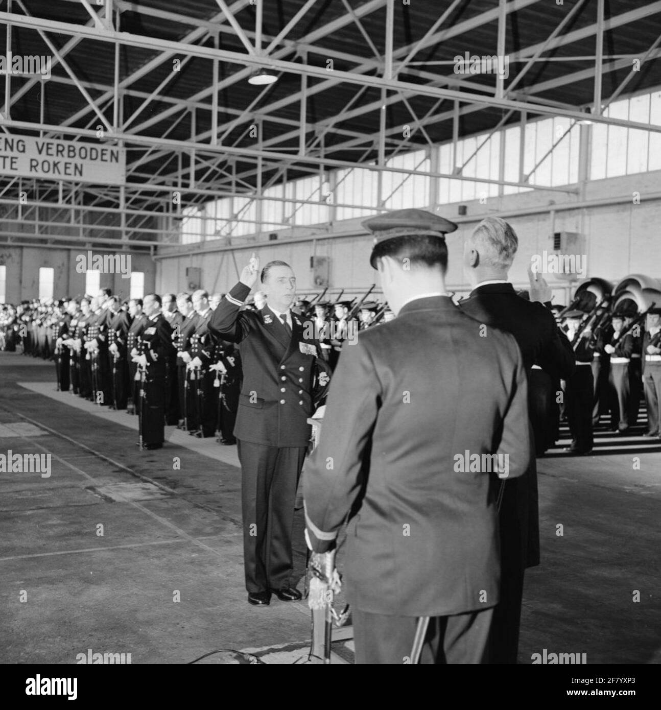 In un hangar del MarineLiegkamp Valkenburg (MVKV), si svolge un giuramento di 9 ufficiali di dipartimenti commerciali dal comandante del MVKV, Captain-Ter-Sea kite (KTZV) G.F. Venema. Un funzionario dei servizi commerciali è un funzionario secondario che è nominato ufficiale. In questo caso al Lieutenente-Mare dei dipartimenti ​​trade della seconda classe (LTZVK 2). Foto Stock