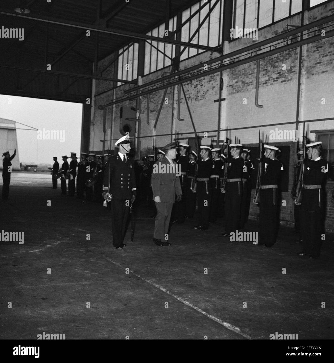 Cerimonia di trasferimento al Servizio di Aviazione Marina (MLD) del primo aereo Hawker FGA-50 Seahawk Jachthouse a MarineLiegkamp Valkenburg (MVKV) nel 1957. Foto Stock