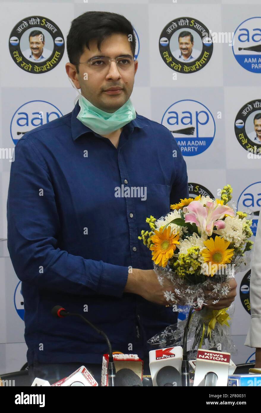 AAM Adami Party (AAP) leader senior, Raghav Chadha visto durante una conferenza stampa presso l'ufficio del partito Rouse Avenue. Anjali Rai due volte membro di un'assemblea legislativa statale del Partito del Congresso indiano si è Unito all'AAP. Foto Stock