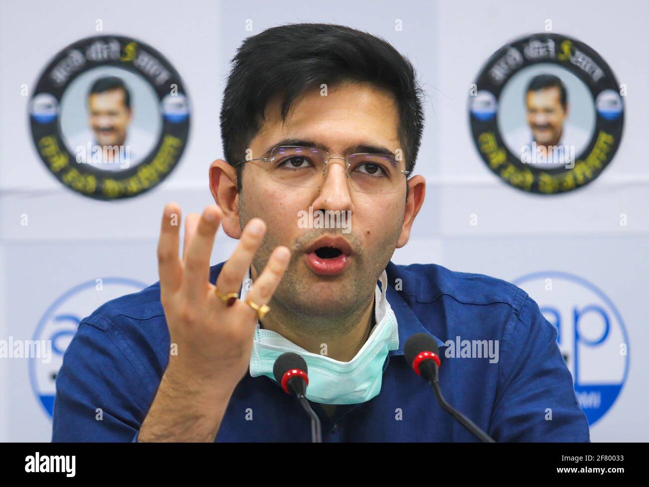 AAM Adami Party (AAP), leader senior, Raghav Chadha parla durante una conferenza stampa presso l'ufficio del partito Rouse Avenue. Anjali Rai due volte membro di un'assemblea legislativa statale del Partito del Congresso indiano si è Unito all'AAP. Foto Stock