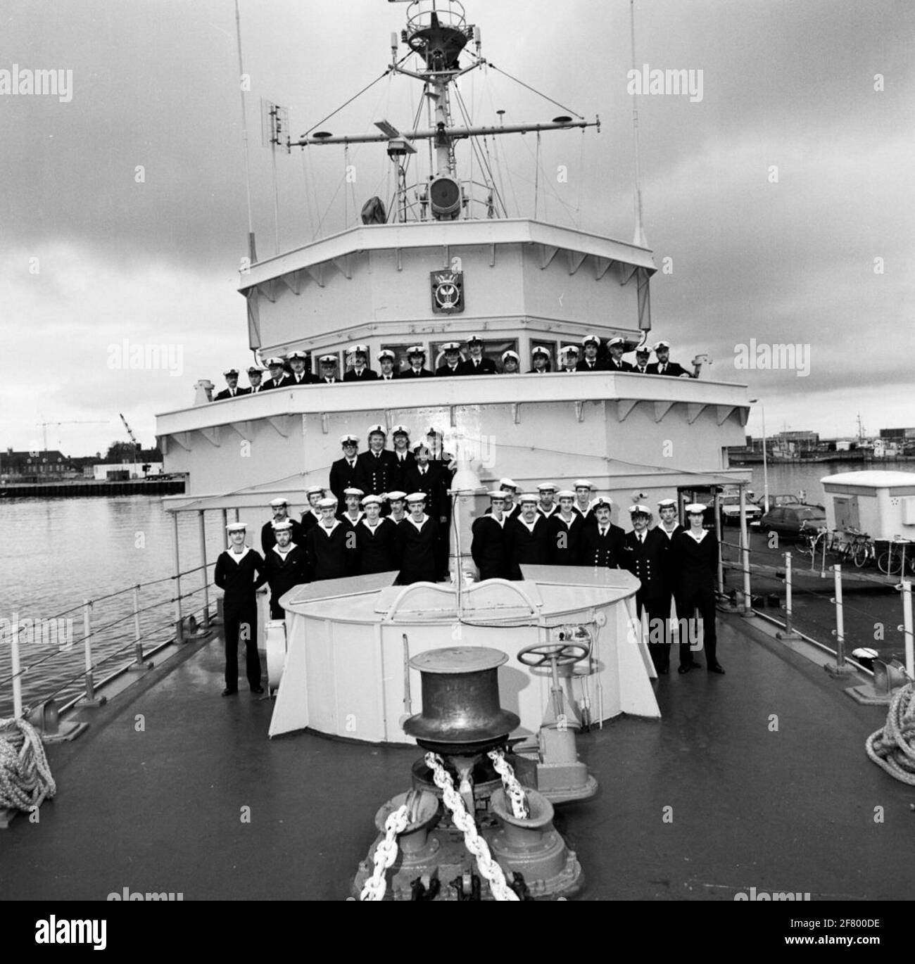 L'equipaggio della nave Torpedo HR.MS Mercuur (1954-1987). Il detto all'emblema: 'ab Ortu abacasum solis' che significa 'dall'alba al tramonto'. Foto Stock