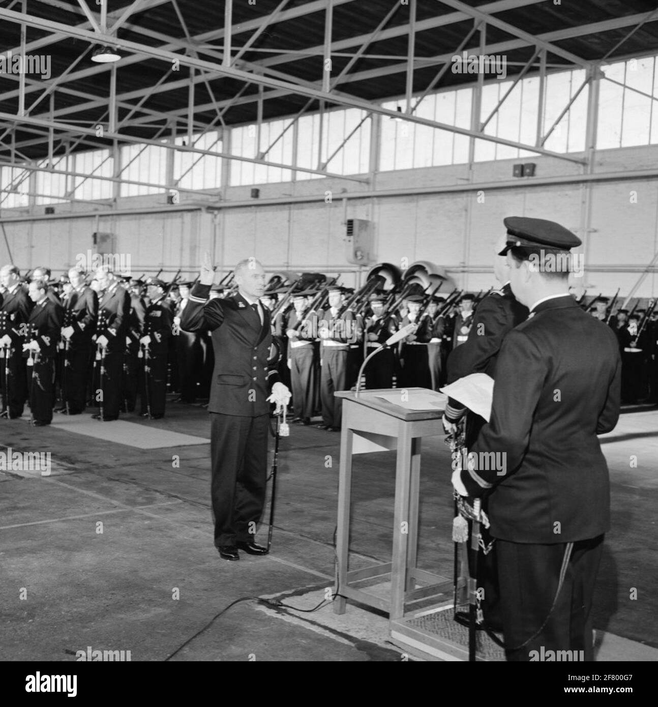 In un hangar del MarineLiegkamp Valkenburg (MVKV), si svolge un giuramento di 9 ufficiali di dipartimenti commerciali dal comandante del MVKV, Captain-Ter-Sea kite (KTZV) G.F. Venema. Un funzionario dei servizi commerciali è un funzionario secondario che è nominato ufficiale. In questo caso al Lieutenente-Mare dei dipartimenti ​​trade della seconda classe (LTZVK 2). Foto Stock