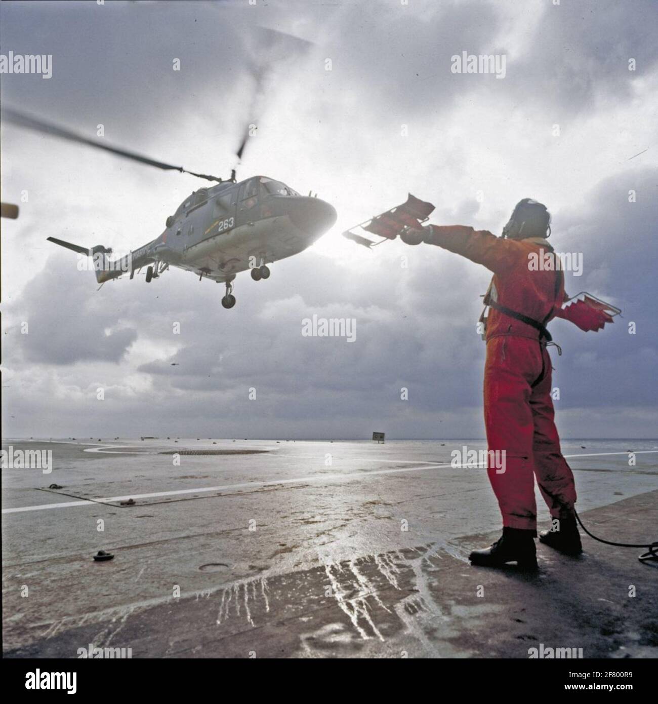 Il Westland Lynx Mk.25 (UH-14A) Air Sea Rescue (ASR) elicottero 263 (1979-1982) sopra il ponte di volo della nave di fornitura HR.MS Poster (1964-1994). Foto Stock