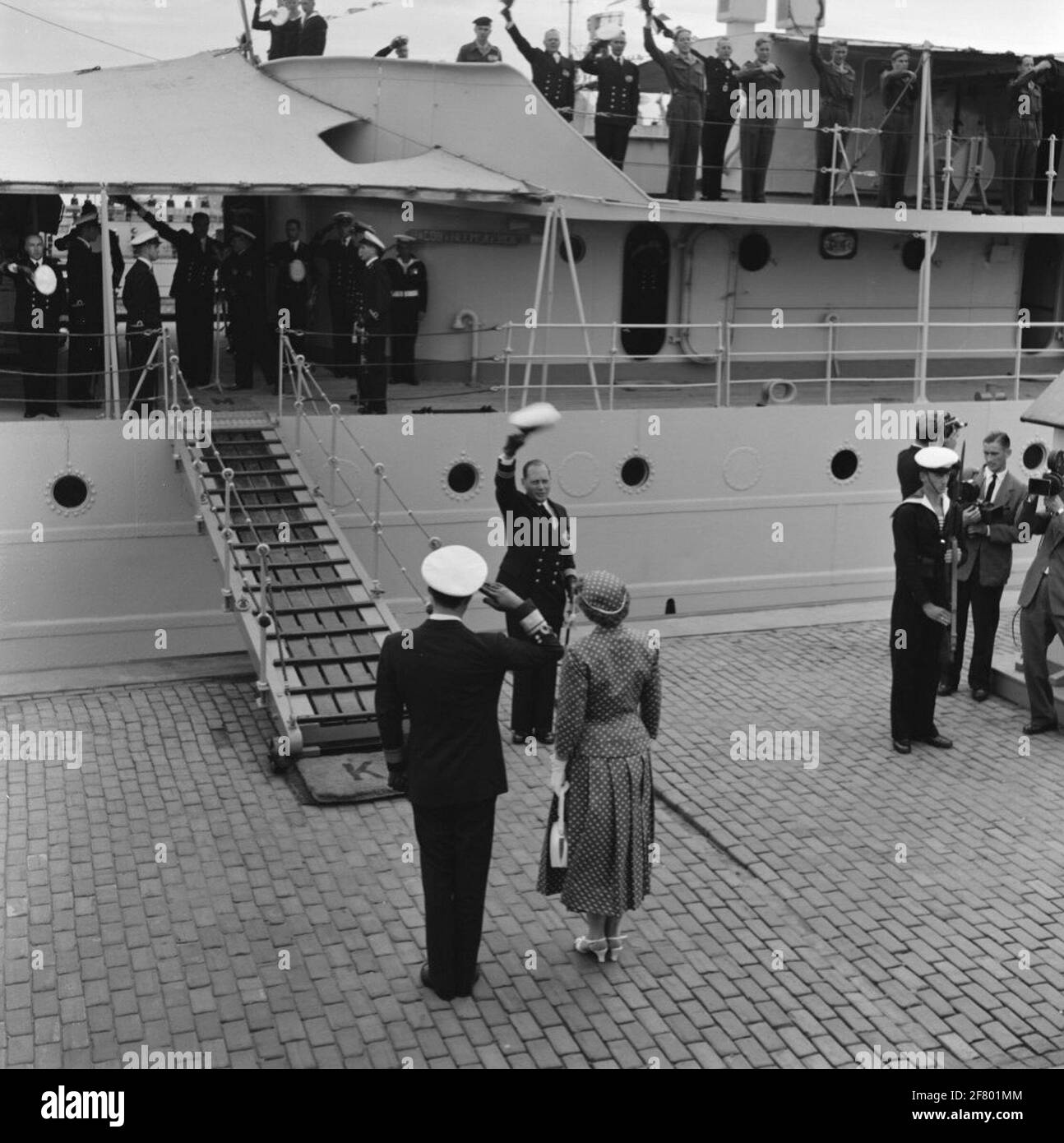 Partenza dopo una visita da HKH Princess Beatrix (1938, davanti a destra) e ZKH Prins Bernhard (1911-2004, davanti a sinistra) presso la sede di CMM (Commandement Maritime Resources) Vlissingen HR.MS Jacob van Heemskerck (A 879) in occasione del lancio dello stand sottomarino Limburg (D 814) al Koninklijke Maatschappij De Schelde nel settembre 1955. Foto Stock