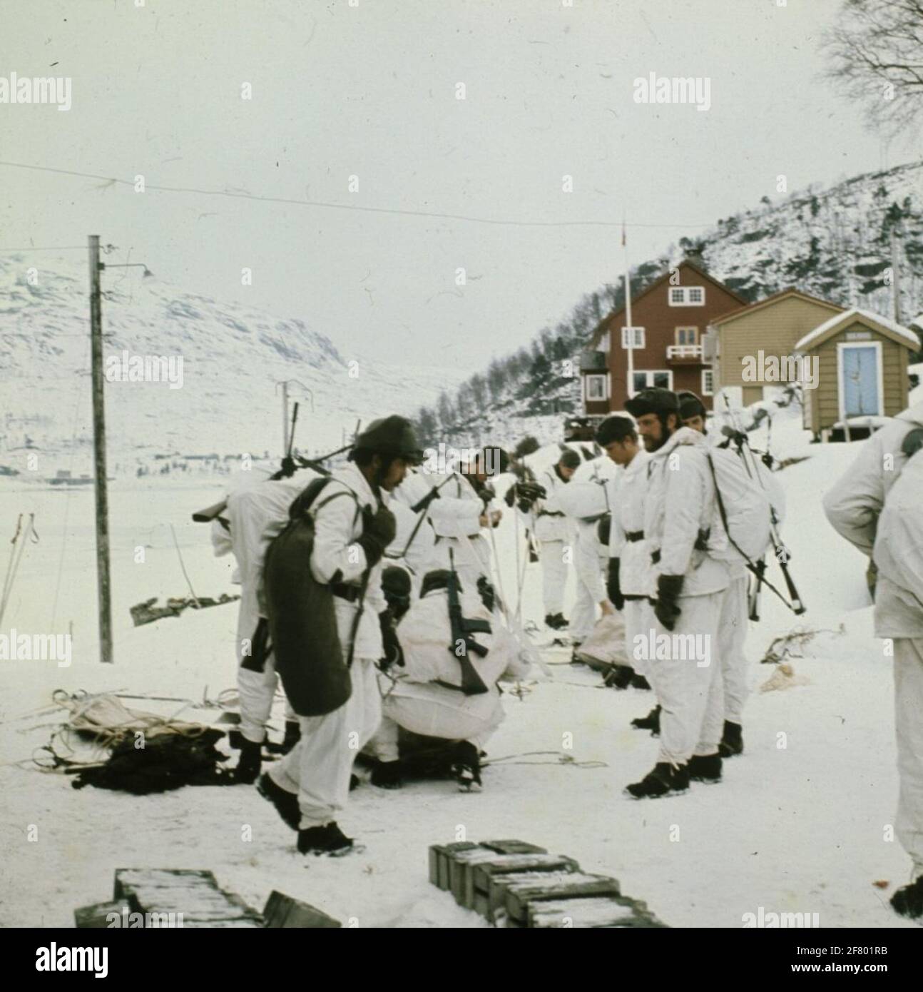 Marines in un paesaggio di montagna innevato durante l'allenamento invernale in Norvegia. Foto Stock