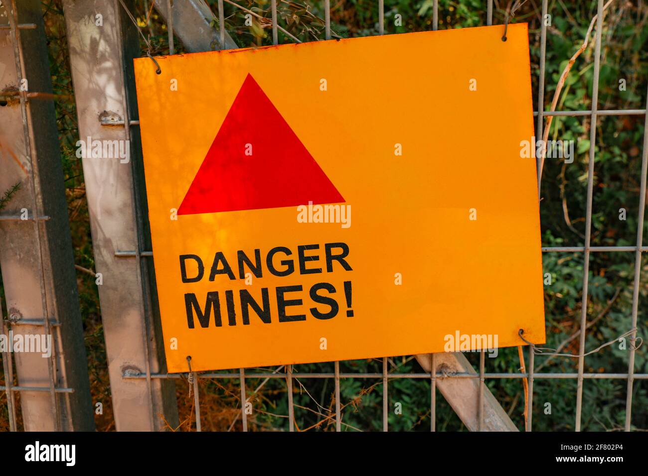 Segno delle miniere di dander. Cartello minefield in inglese. Foto Stock