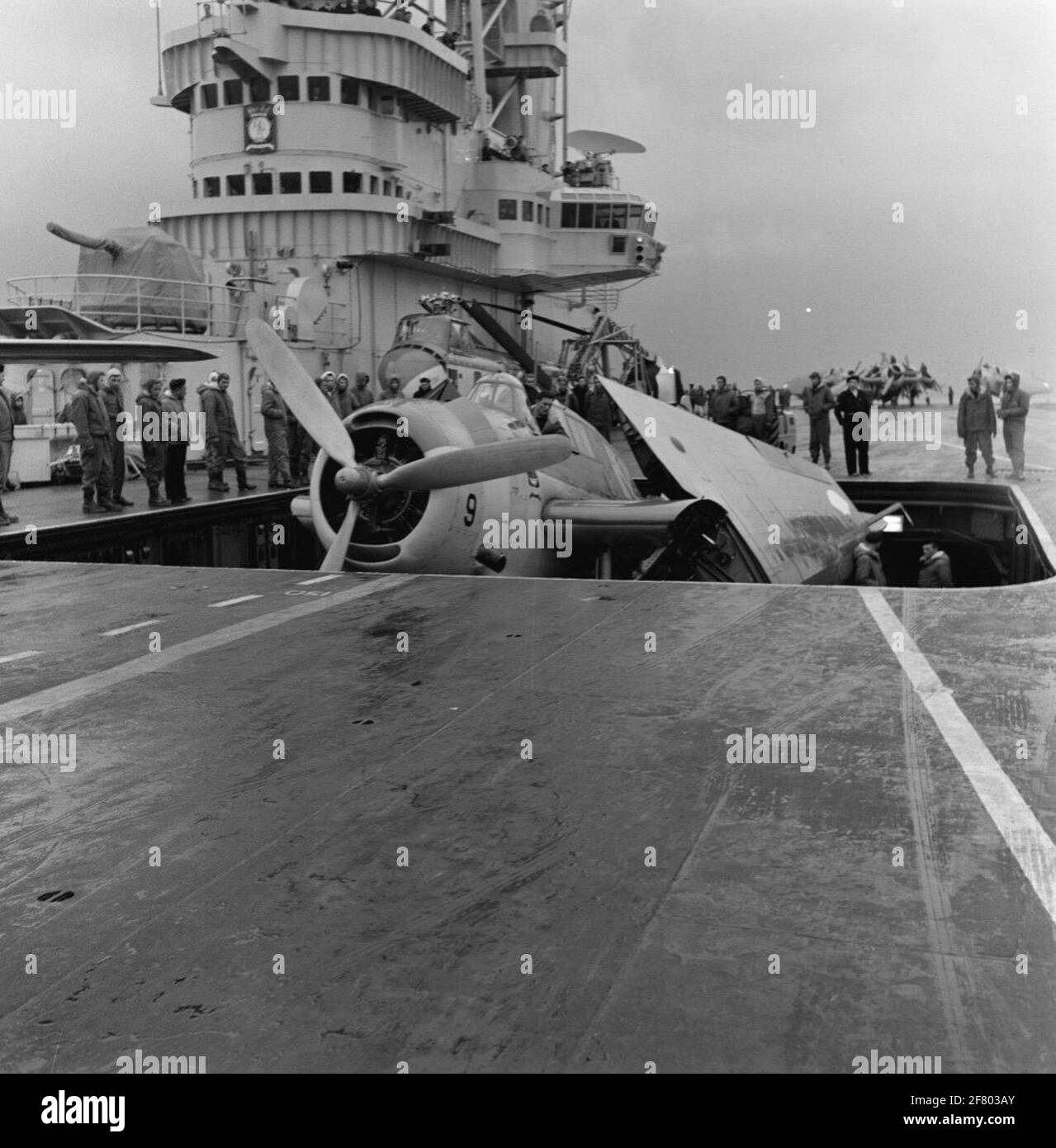 Gli stivali sommergibili Grumman TBM-3S2 Avenger aeroplano con Navy Airline Service (1954-1959) (MLD) con ali ripiegate sul ponte aereo Air Deck Lift HR.MS. Karel Doorman (R 81, ex venerabile), 1958. Foto Stock